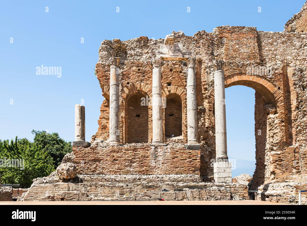 Reisen Sie nach Sizilien, Italien - zerstörten Mauer und Spalten des Teatro Antico di Taormina, antiken griechischen Theater (Teatro Greco) in Taormina Stadt Stockfoto