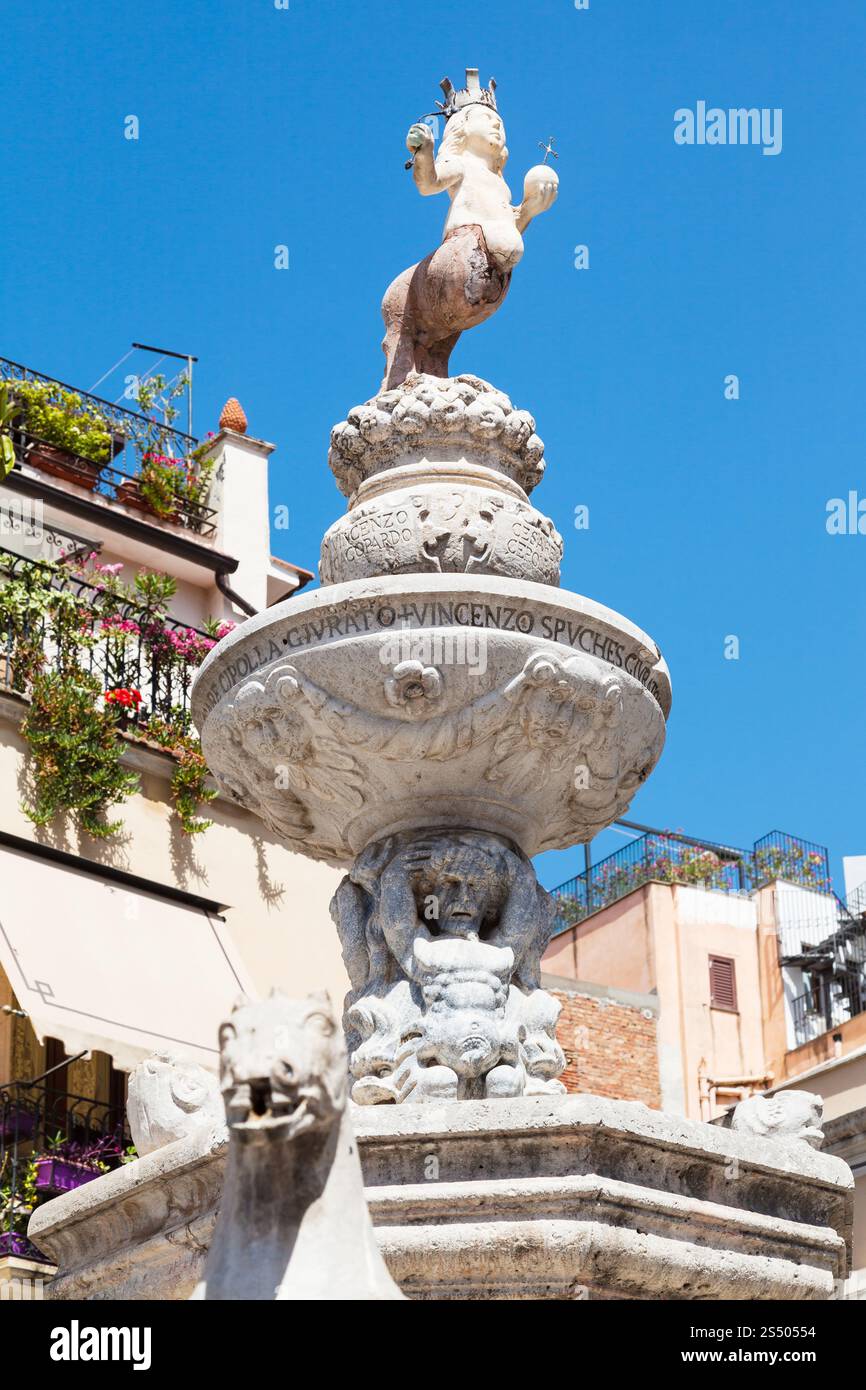 Reisen Sie nach Sizilien, Italien - Figur des barocken Stil Brunnen (4 Fontane von Taormina) auf dem Piazza Del Duomo in Taormina Stadt Sommertag Stockfoto
