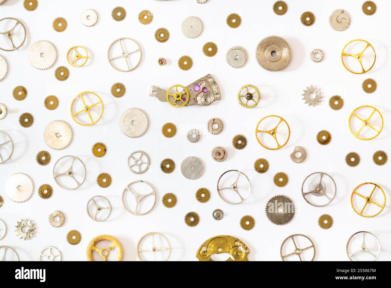 Uhrmacher Workshop - Ornament aus verschiedenen alte Uhr Ersatzteile auf weißem Hintergrund Stockfoto