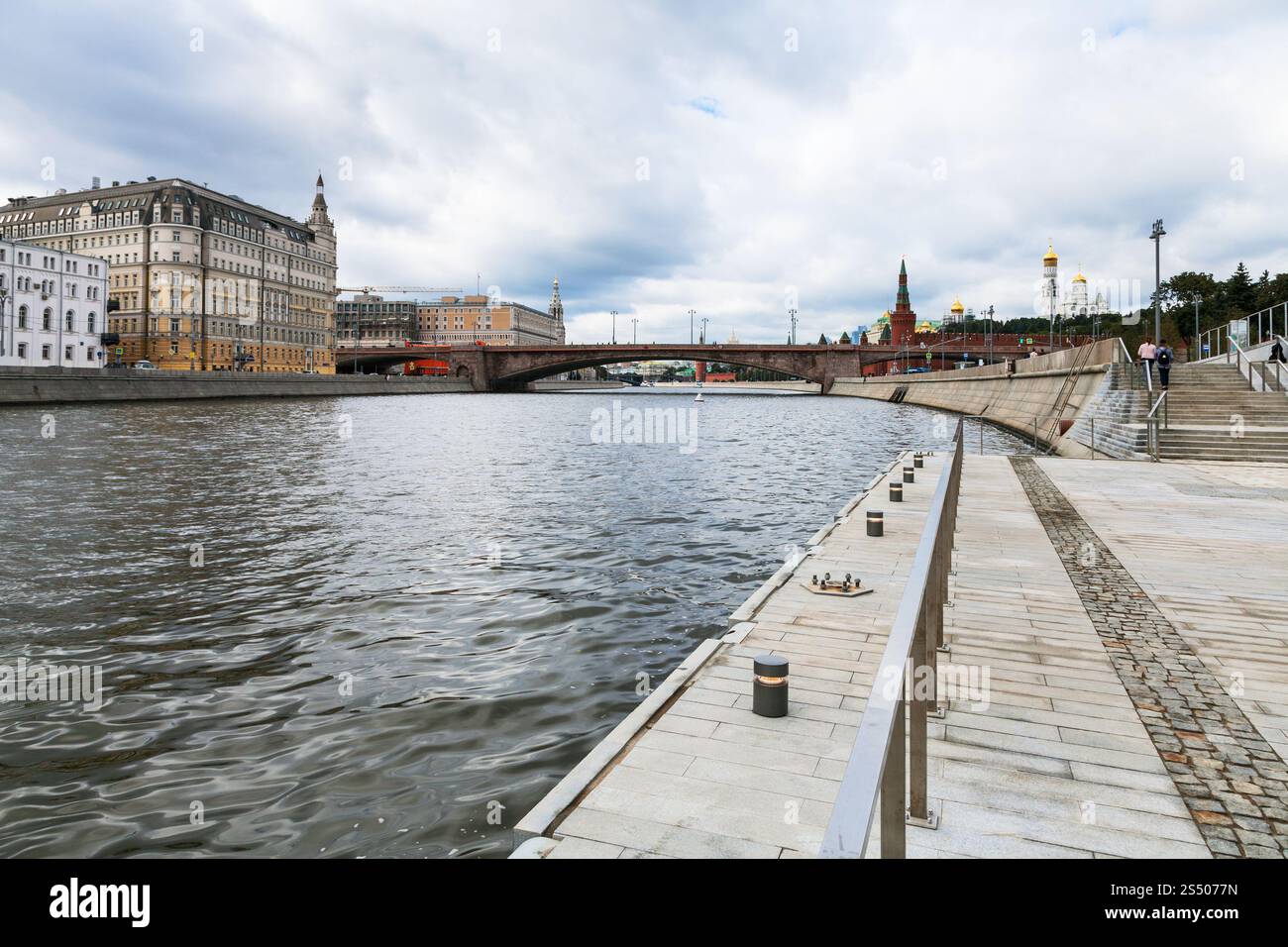 Geringe Aussicht auf Fluss Moskwa und Moskvoretskaya Damm in der Stadt Moskau im Herbst Stockfoto