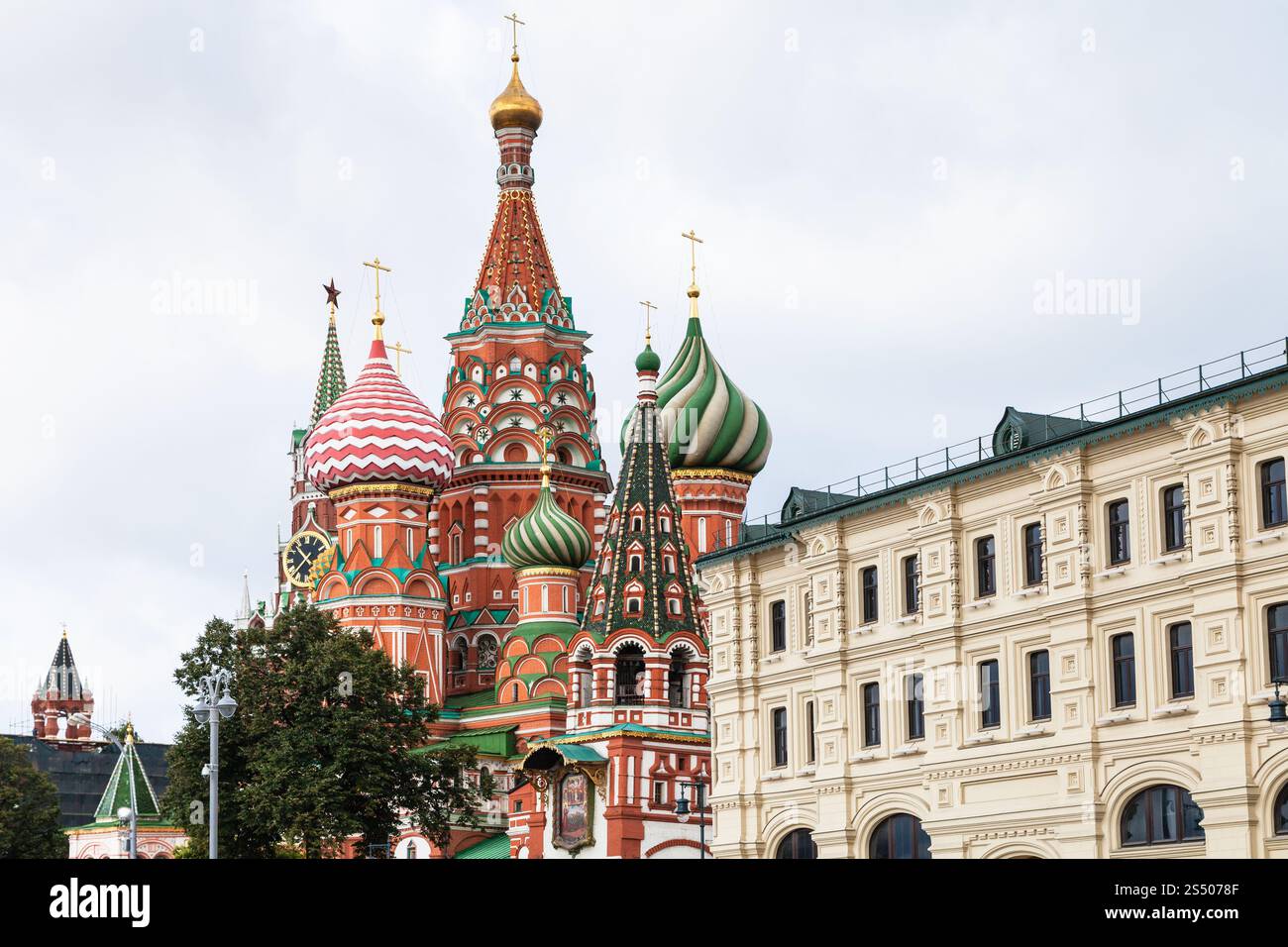 Blick auf die Basilius Kathedrale (pokrovsky Cathedral) auf dem Roten Platz in Moskau Kreml aus Varvarka Straße im September Stockfoto