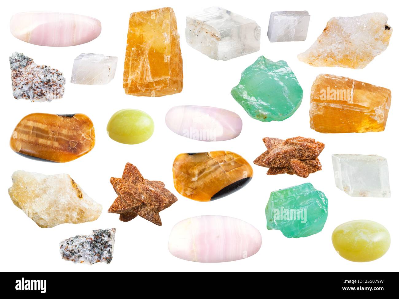 Satz von verschiedenen natürlichen Mineral dekorative Calcit Steine auf weißem Hintergrund Stockfoto