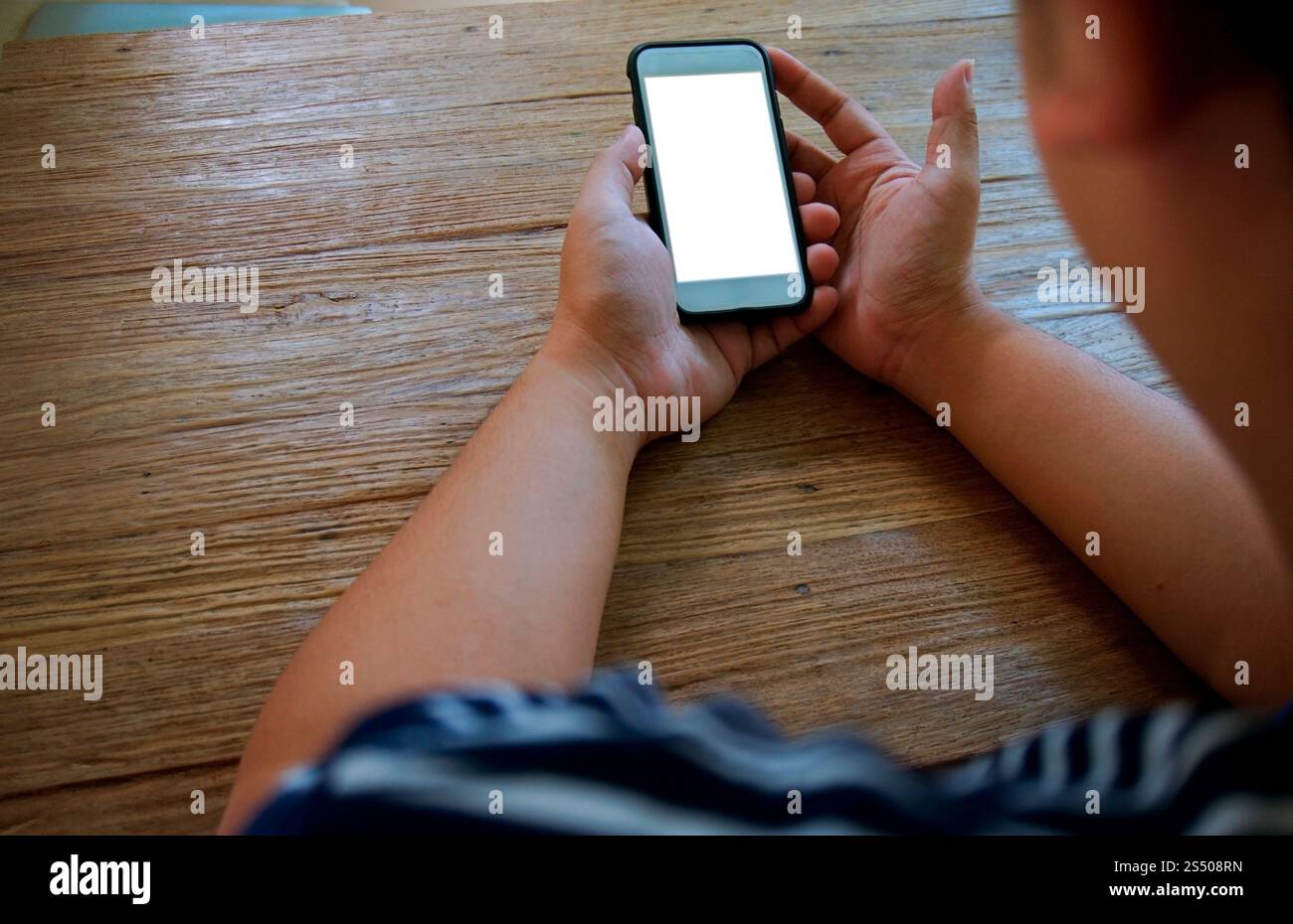 Beschnittene Ansicht der männlichen Hände, die das Handy mit leerem Bildschirm halten.Mann, der elektronische Geräte verwendet, Nachrichten tippt oder Nachrichten in sozialen Netzwerken abcheckt Stockfoto