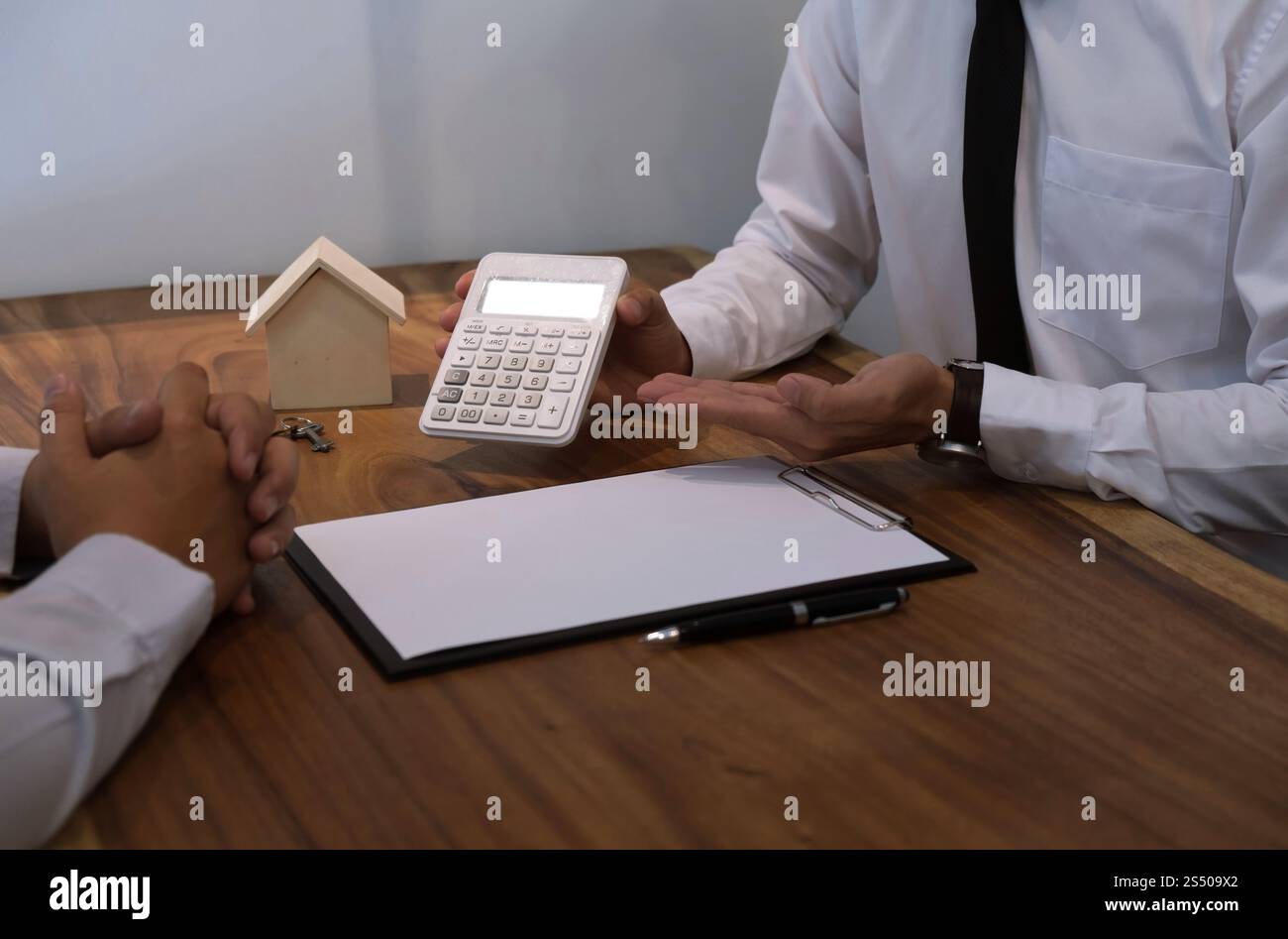 Business man Unterzeichnung Vertrag einen Deal mit Immobilienmakler Konzept für Berater Stockfoto Business man Unterzeichnung Vertrag einen Deal mit Immobilienmakler Konzept für Berater Stockfoto