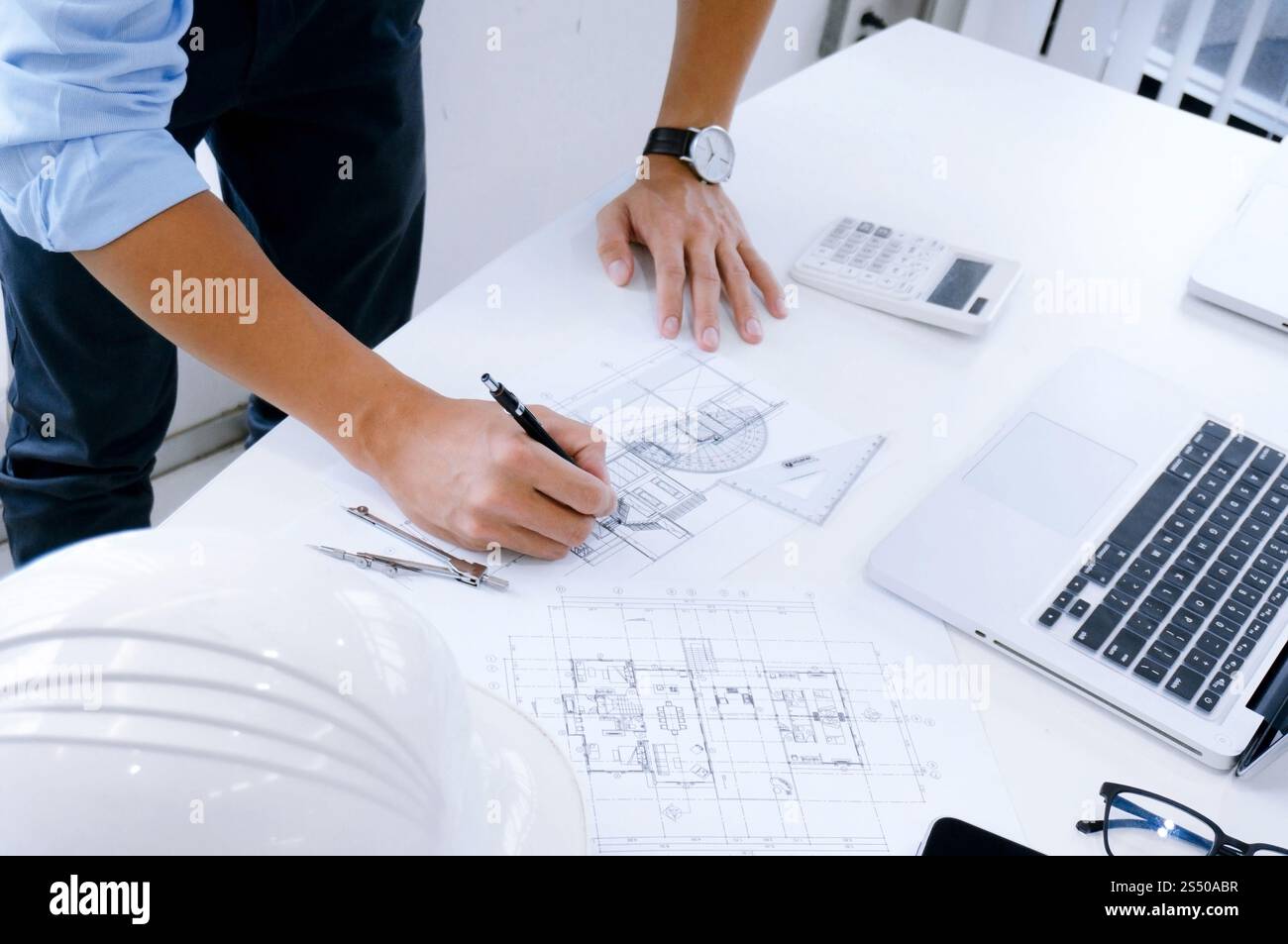 Architektur, die auf Architekturprojekt Business-Architektur Gebäude Bau-und Menschen-Konzept Stockfoto