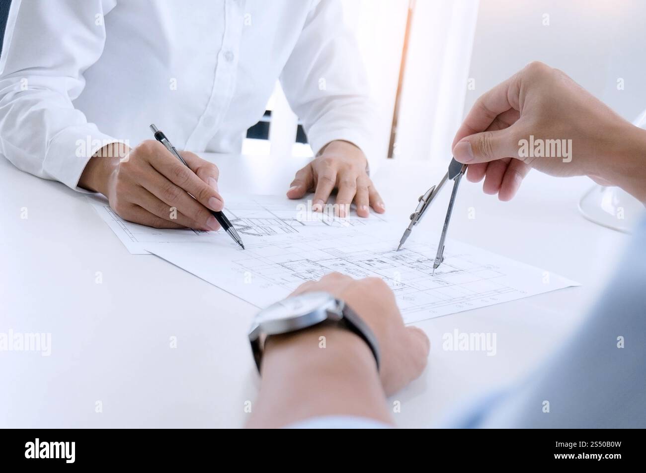 Architektur, die auf Architekturprojekt, Geschäft, Architektur, Gebäude, Bau und Menschen Konzept basiert Stockfoto