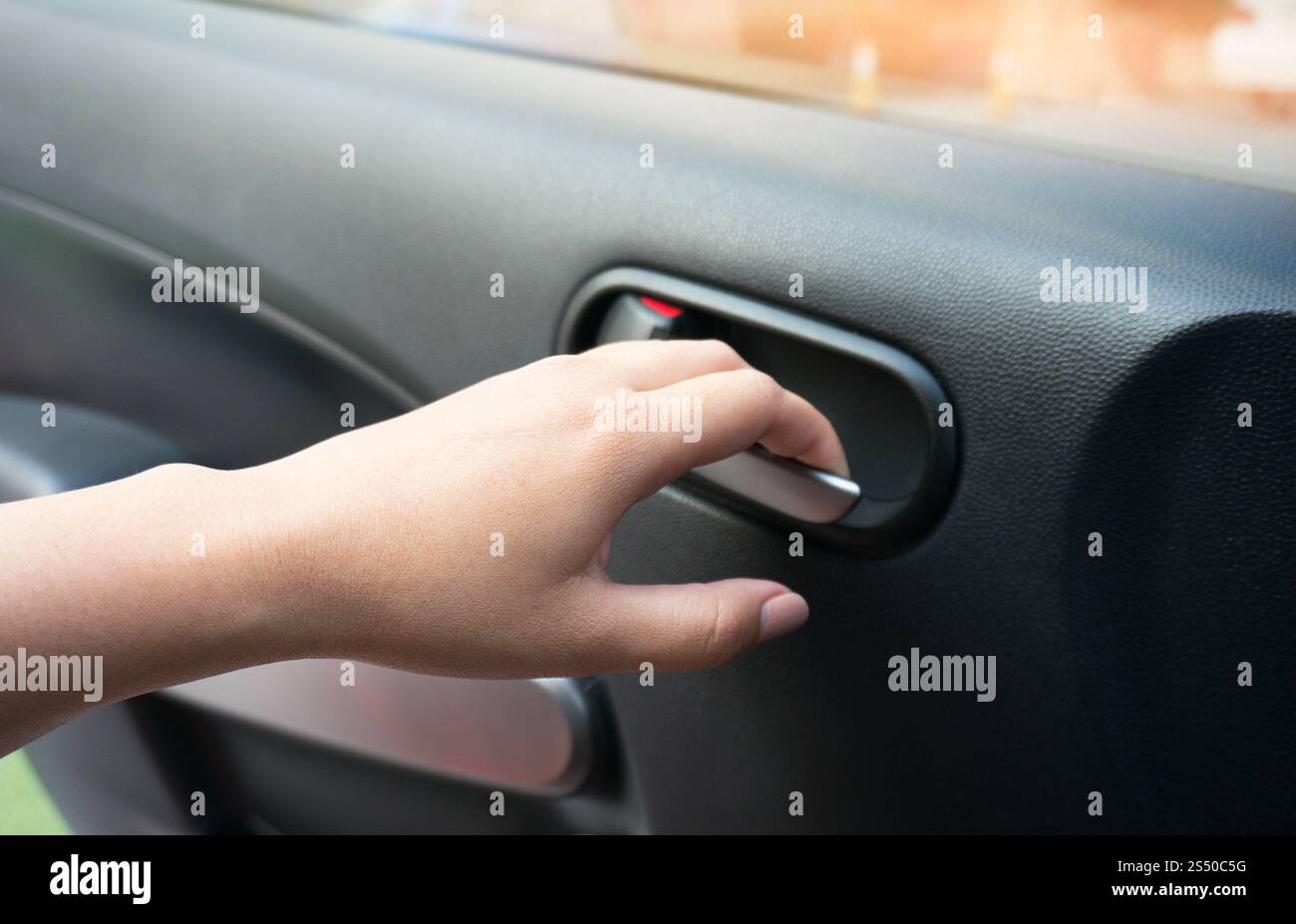 Nahaufnahme einer menschlichen weiblichen Hand, die die Autotür öffnet Stockfoto