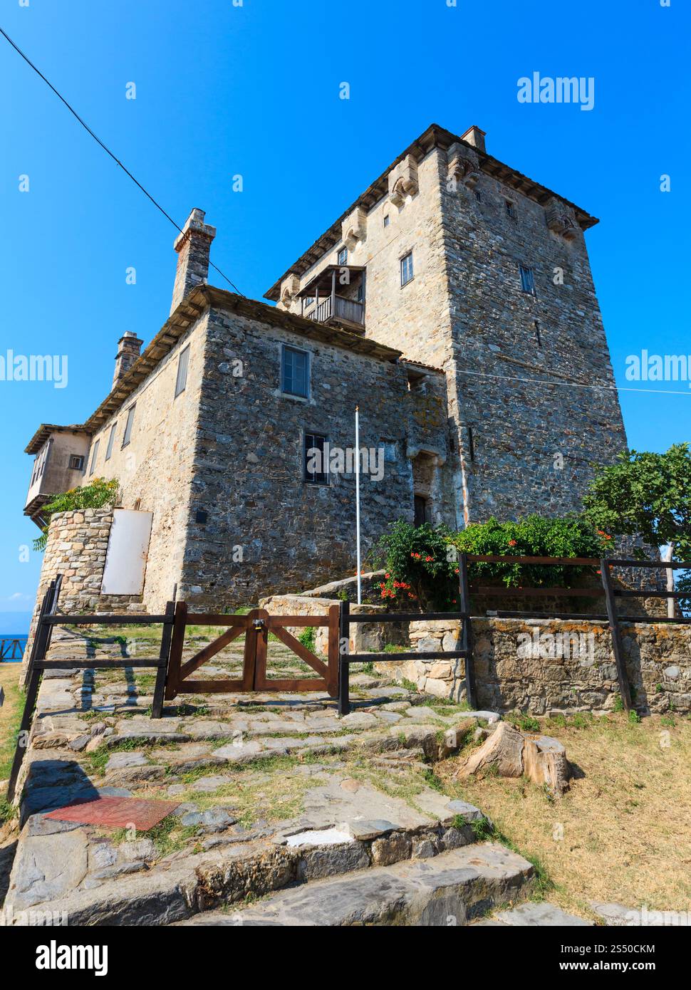 Alte Turm an der Küste (Ouranoupolis, Chalcidice, Griechenland). Stockfoto