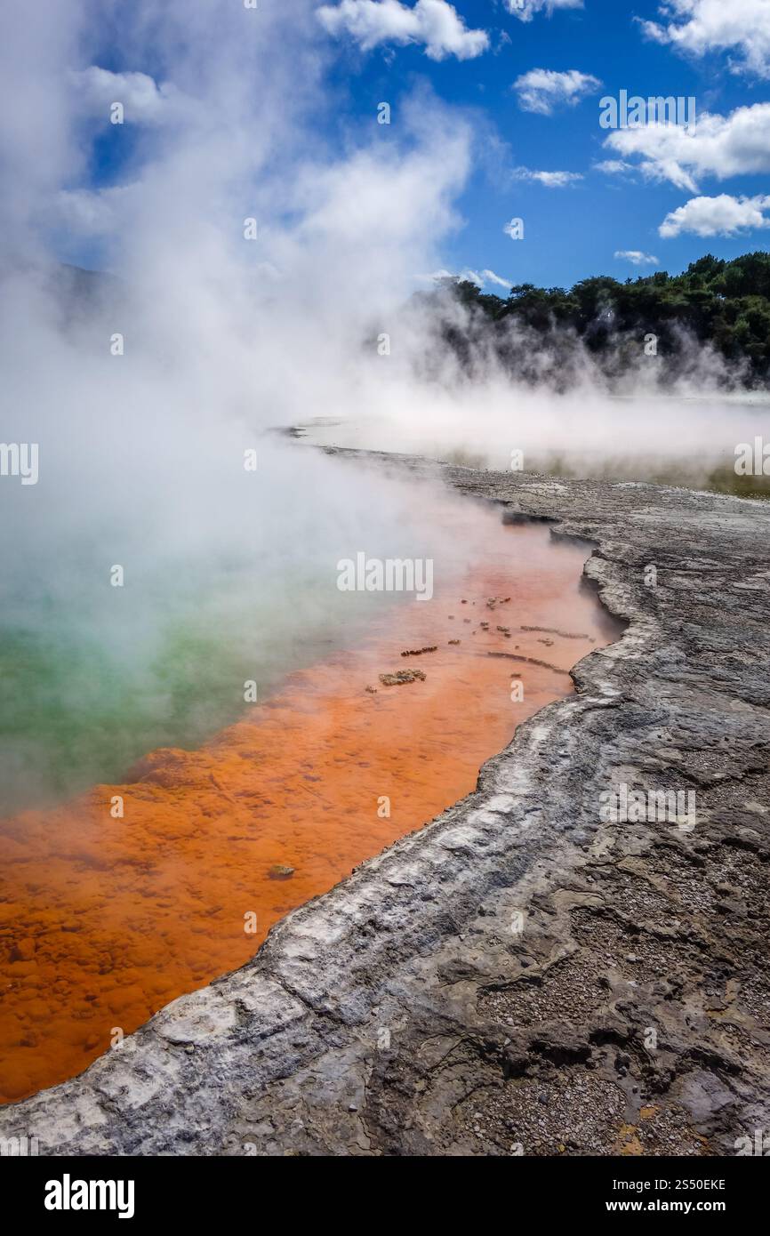 Champagner-Pool, heißer See in Waiotapu Geothermal Area, Rotorua, Neuseeland. Champagner Pool, heißer See in Waiotapu, Rotorua, Neuseeland Stockfoto
