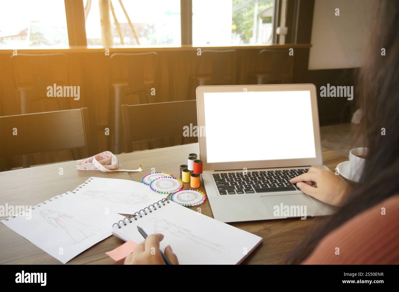 Eleganter Fashion Designer Arbeiten mit leerem Bildschirm für Laptop Creative Design Technologie Konzept Stockfoto