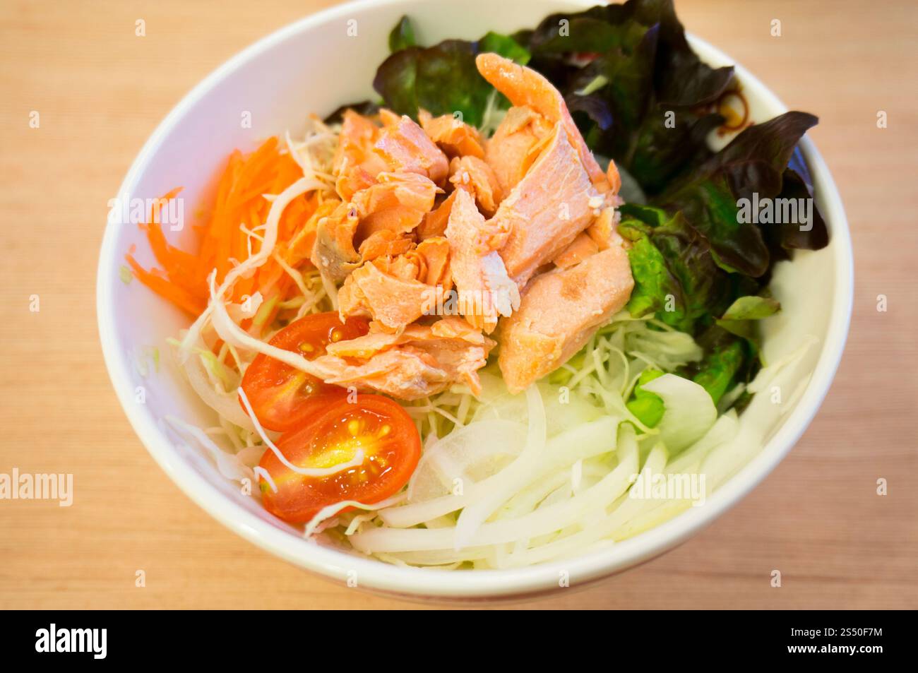 Gesundes Essen Lachssalat Stockfoto