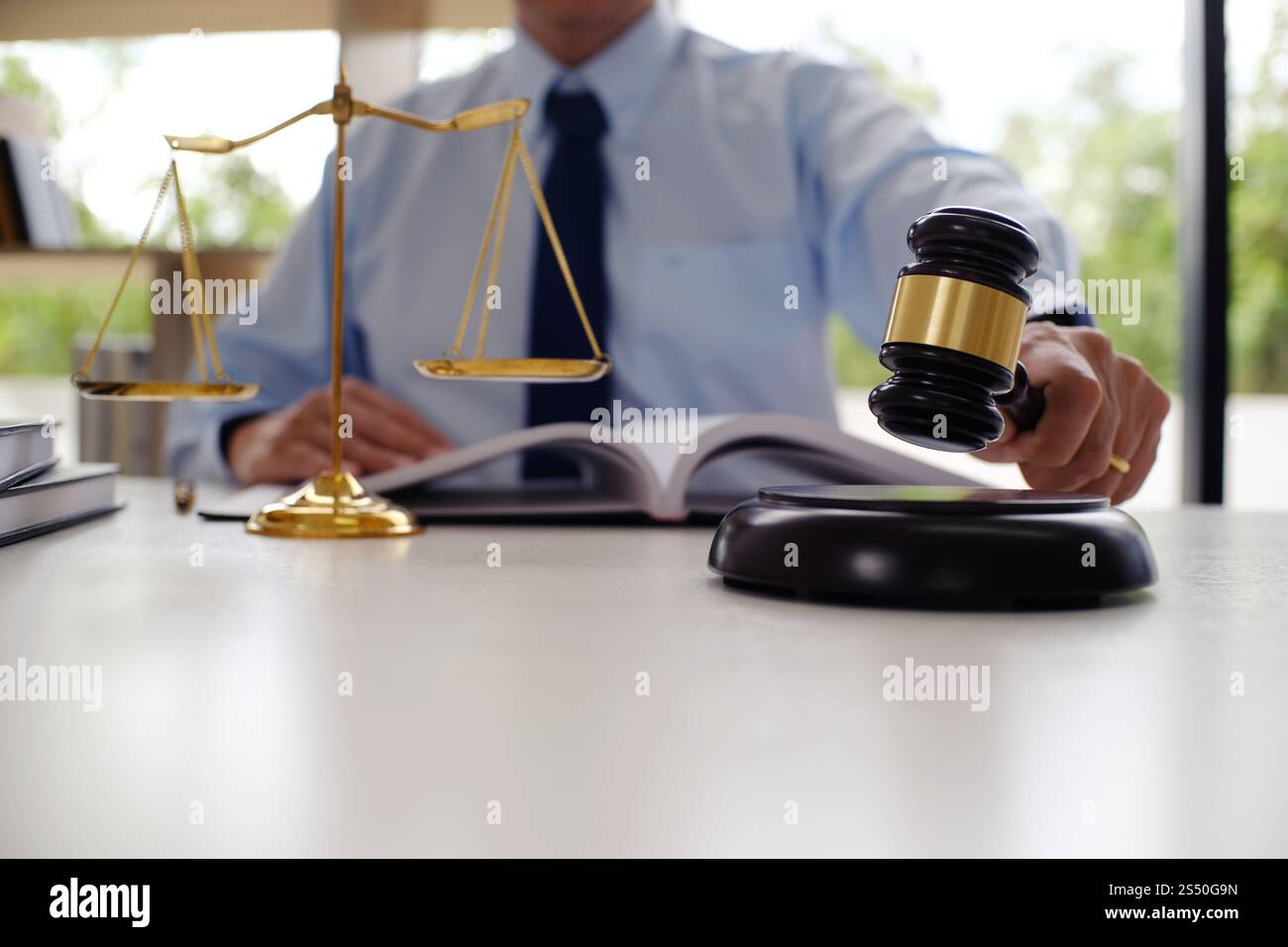 Rechtsberater präsentiert auf dem Client einen unterzeichneten Vertrag mit Hammer und rechtlichen Gesetz. Justiz und Rechtsanwalt Konzept Stockfoto