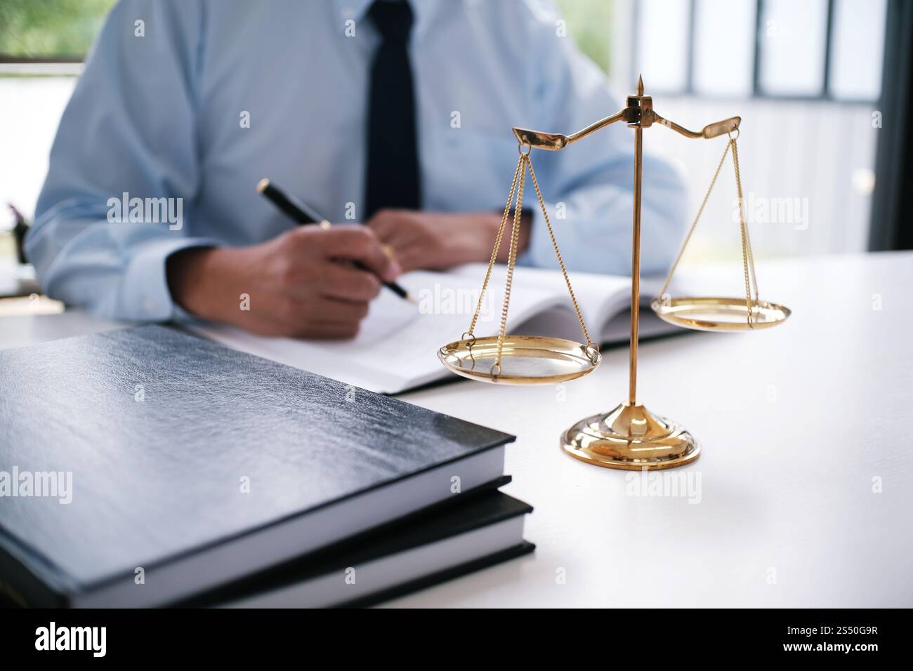 Rechtsberater präsentiert auf dem Client einen unterzeichneten Vertrag mit Hammer und rechtlichen Gesetz. Justiz und Rechtsanwalt Konzept Stockfoto