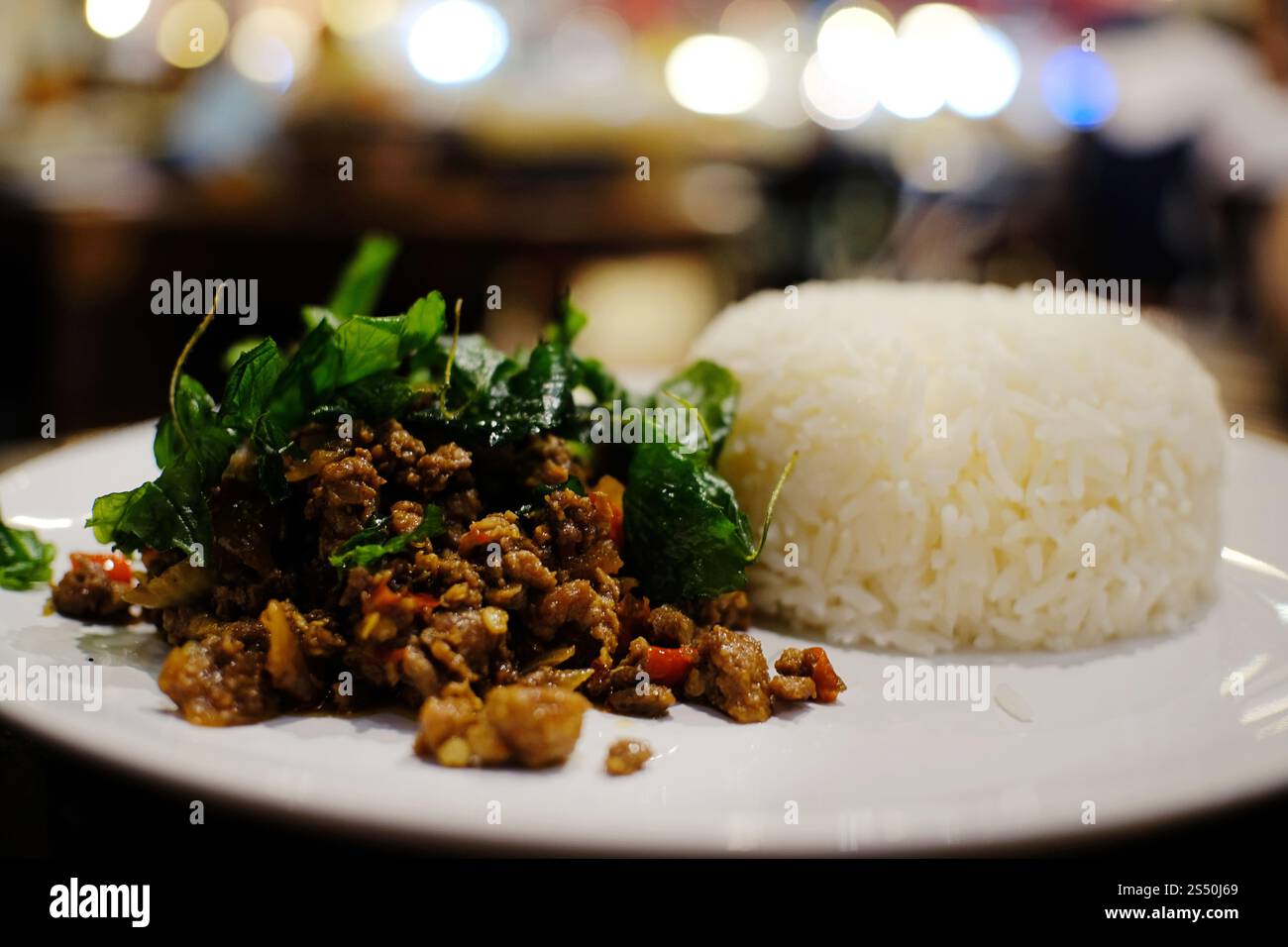 Gebratenes Hühnchen und Basilikum mit Reis Thai Street Food verrühren Stockfoto