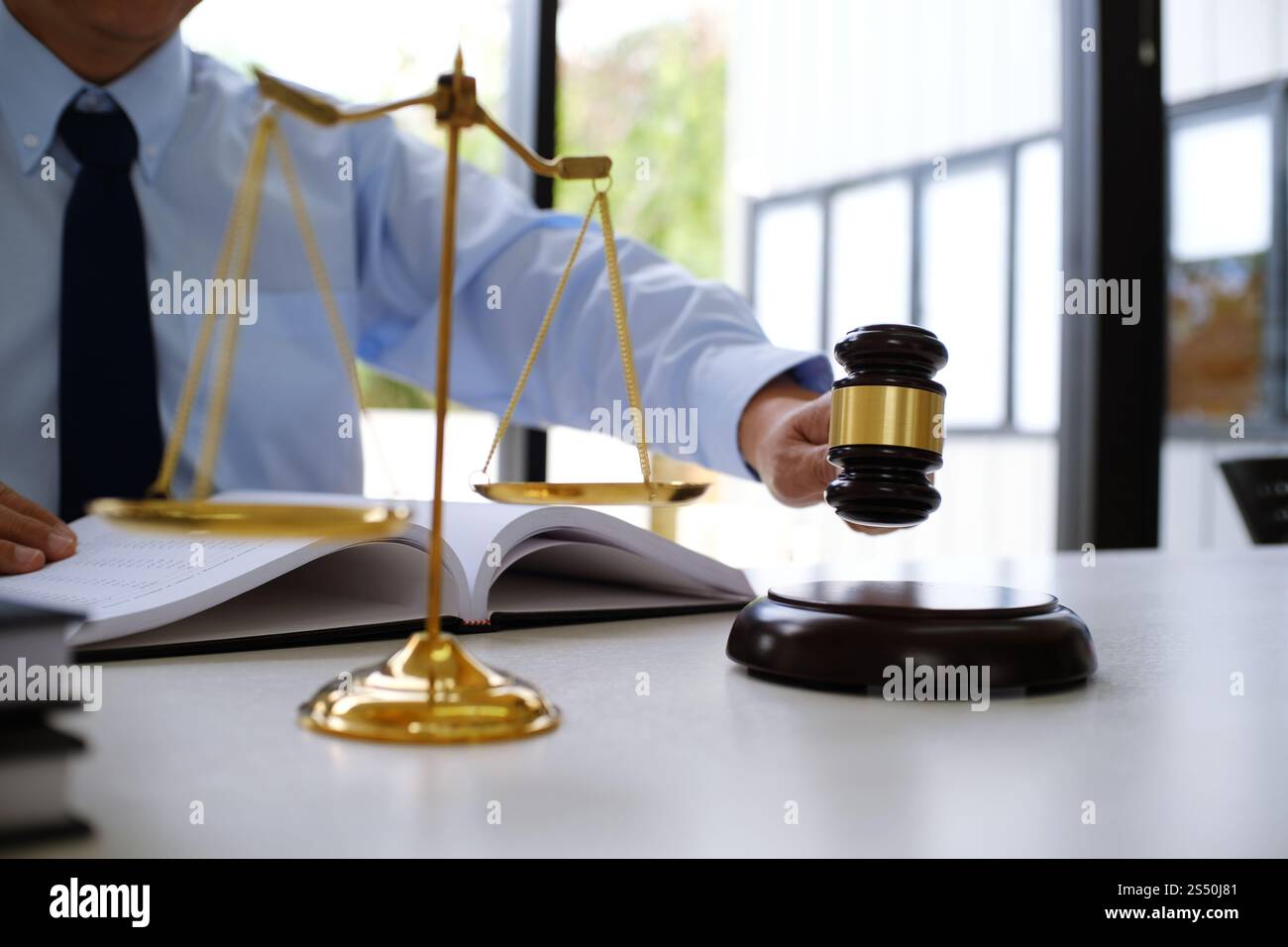 Rechtsberater präsentiert auf dem Client einen unterzeichneten Vertrag mit Hammer und rechtlichen Gesetz. Justiz und Rechtsanwalt Konzept Stockfoto