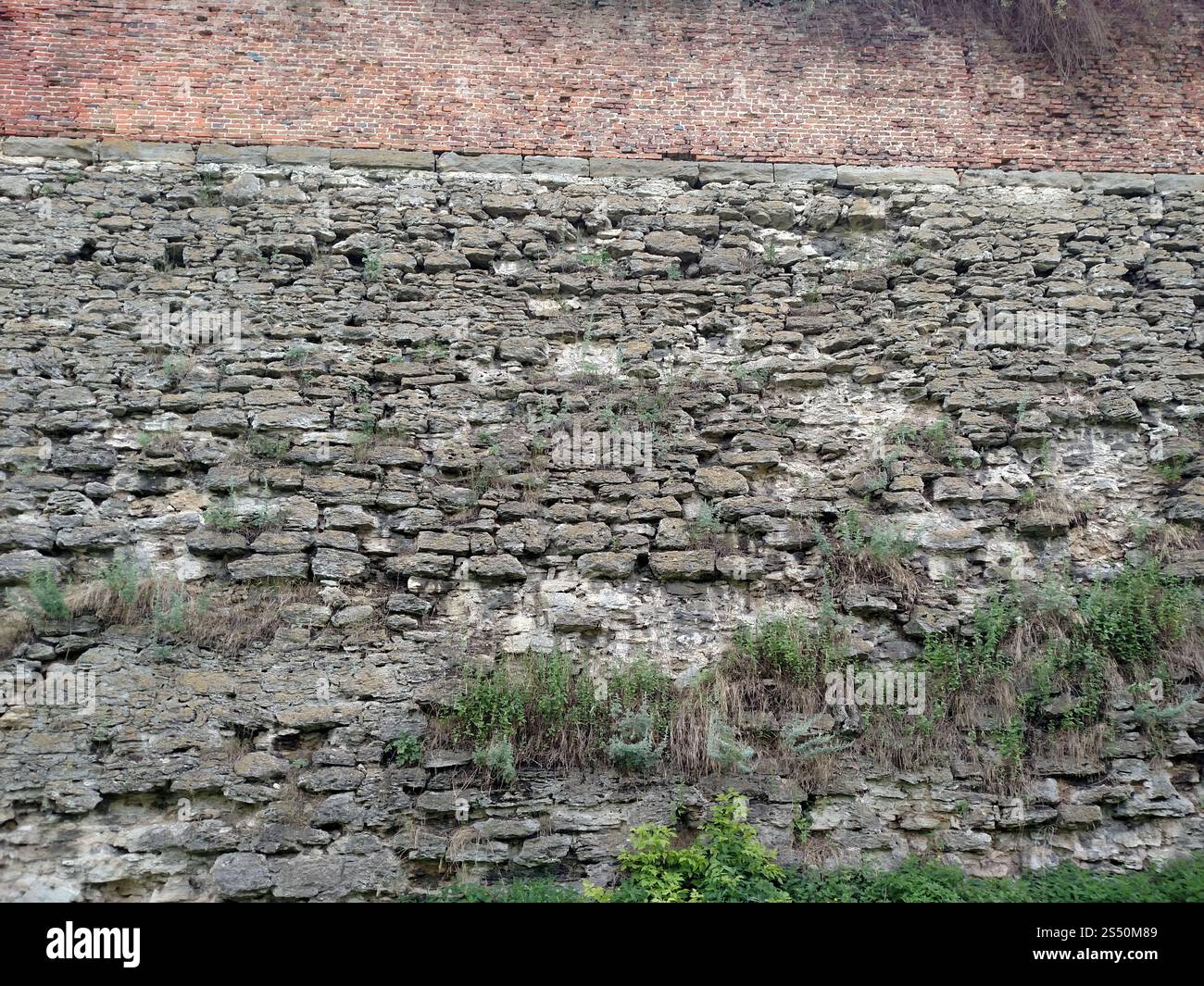 Die Mauer der Festung in der Stadt Dubno. An einem Sommertag. Die Mauer der Festung in der Stadt Dubno. An einem Sommertag. Hintergrundinformationen . Stockfoto