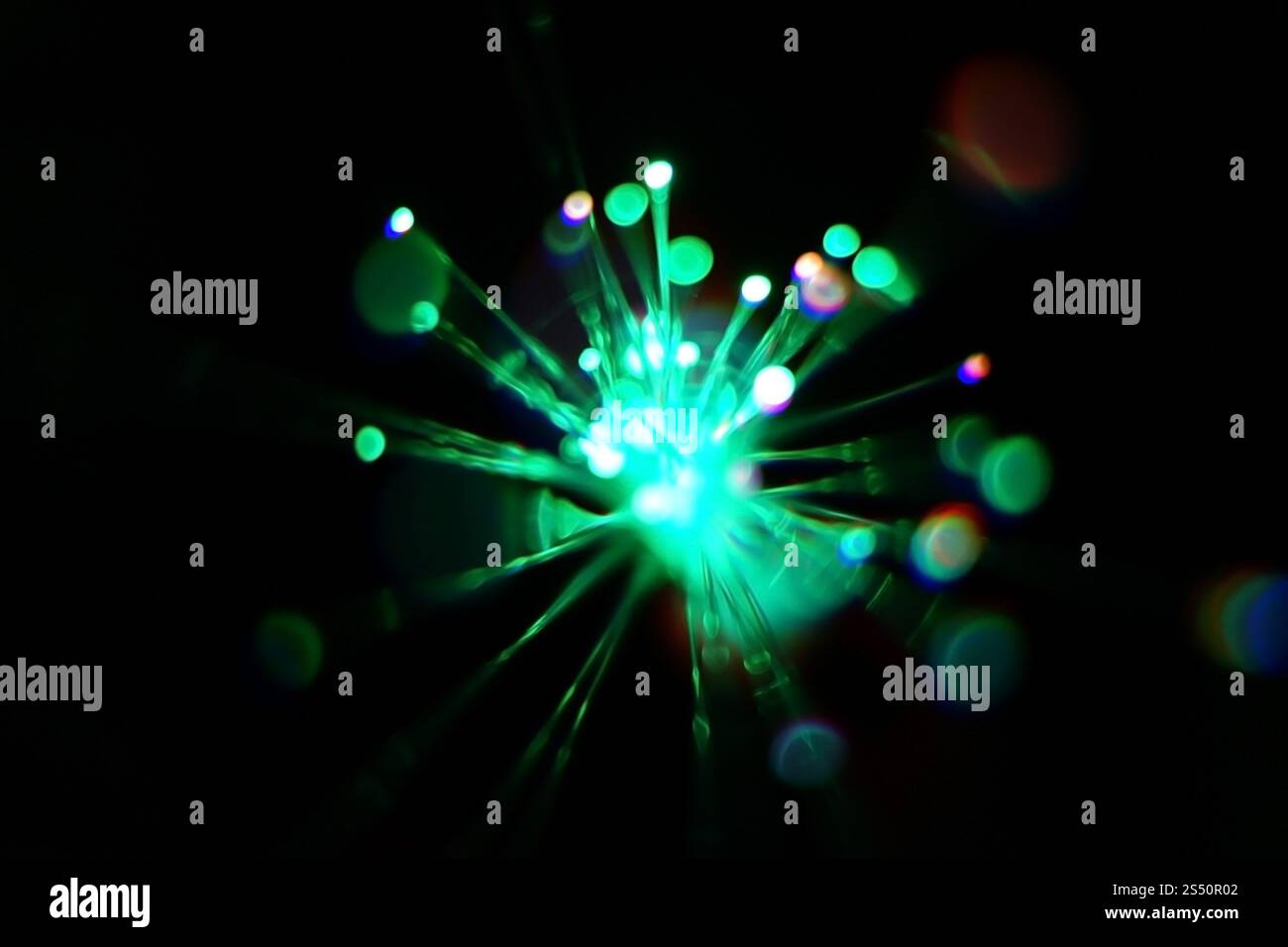 Bunte Lichtexplosion auf schwarzem Hintergrund. Futuristische Tapete. Hintergrund der Lichtexplosion Stockfoto Bunte Lichtexplosion auf schwarzem Hintergrund. Futuristische Tapete. Hintergrund der Lichtexplosion Stockfoto