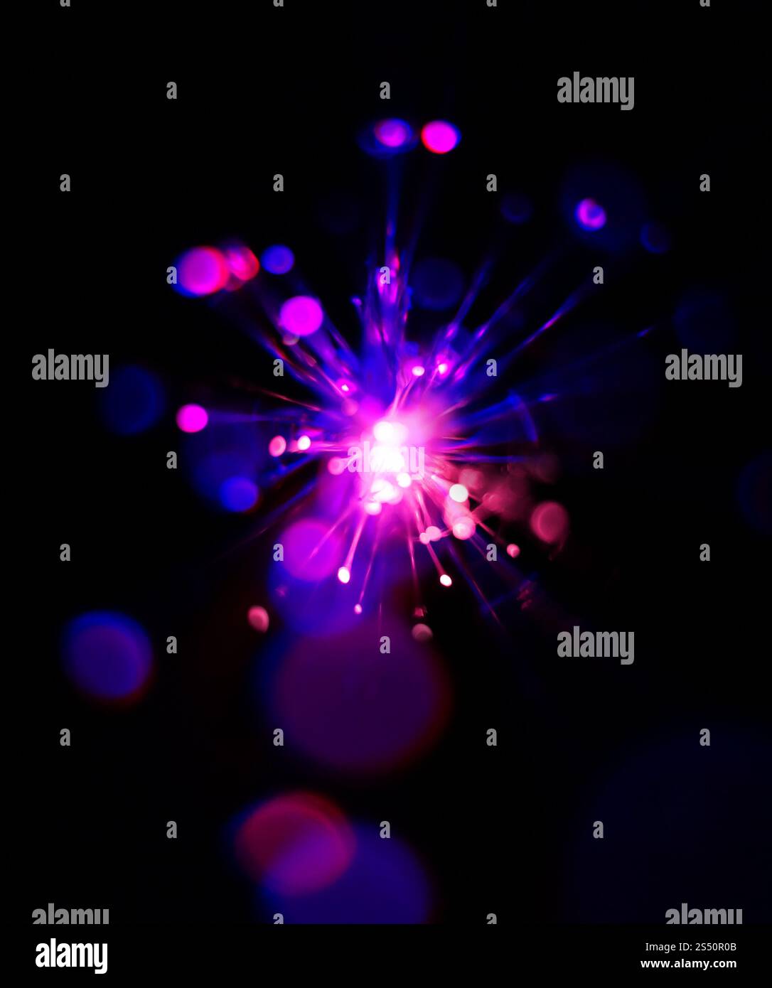 Bunte Lichtexplosion auf schwarzem Hintergrund. Futuristische Tapete. Hintergrund der Lichtexplosion Stockfoto Bunte Lichtexplosion auf schwarzem Hintergrund. Futuristische Tapete. Hintergrund der Lichtexplosion Stockfoto