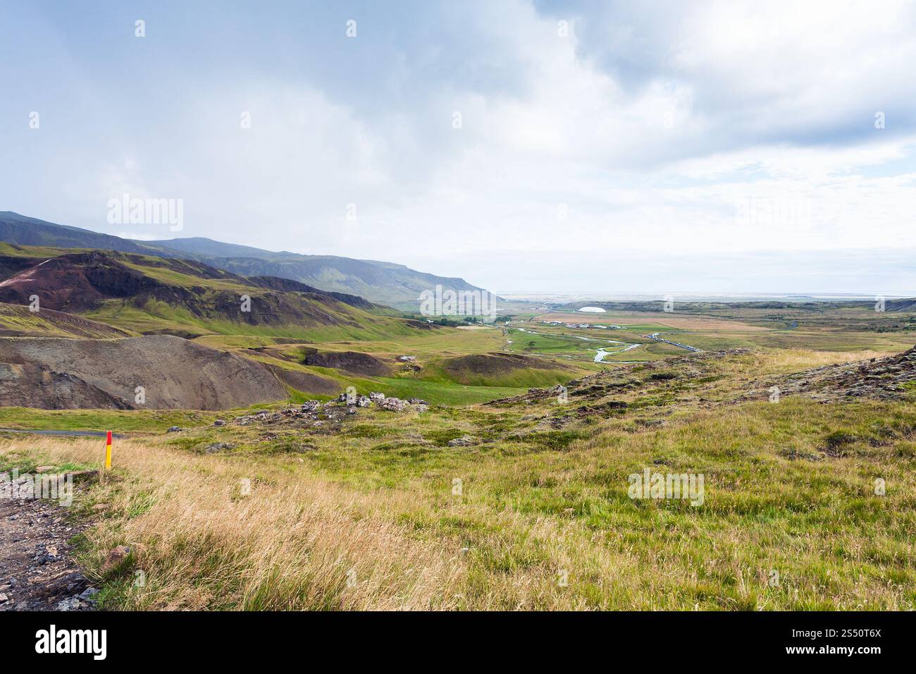 Reisen nach Island - Berglandschaft von Hveragerdi Hot Spring River Trail Bereich im September Stockfoto