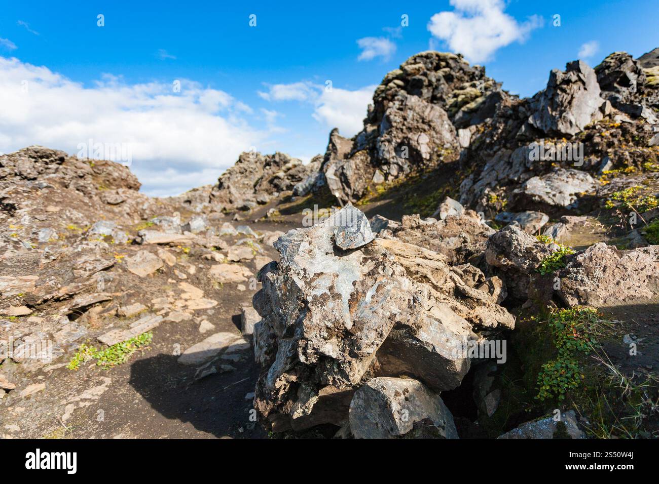 Reisen Sie nach Island - vulkanische Felsen im Laugahraun Lavafeld im Landmannalaugar Gebiet des Fjallabak Nature Reserve in Highlands Region von Island in Stockfoto