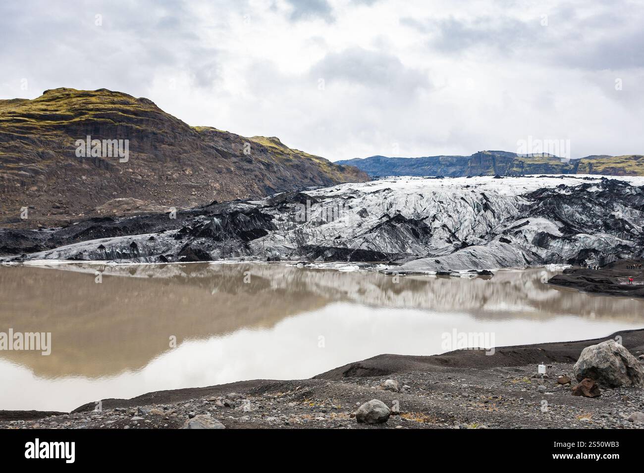 Reisen Sie nach Island - Blick auf das schmelzende Wasser und den Solheimajokull-Gletscher (Südgletscherzunge der Myrdalsjokull-Eiskappe) im Katla Geopark auf Isländisch Stockfoto