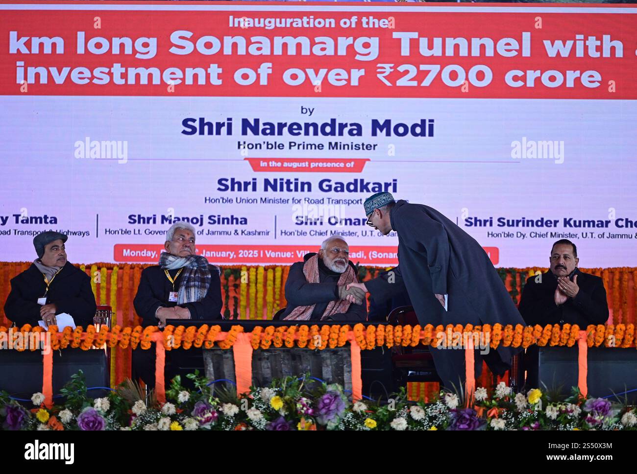 Srinagar, Indien. Januar 2025. SRINAGAR, INDIEN - 13. JANUAR: Premierminister Narendra Modi schüttelt bei der Einweihung des Z-Morh-Tunnels in Sonamarg am 13. Januar 2025 die Hand mit Jammu und dem kaschmirschen Ministerpräsidenten Omar Abdullah 90. Der strategische 6,5 km lange Z-Morh-Tunnel, der für 2.400 Mrd. RS auf dem Srinagar-Leh National Highway gebaut wurde, soll die Region Ladakh das ganze Jahr über besser auf der Straße zugänglich machen. (Foto: Waseem Andrabi/Hindustan Times/SIPA USA) Credit: SIPA USA/Alamy Live News Stockfoto