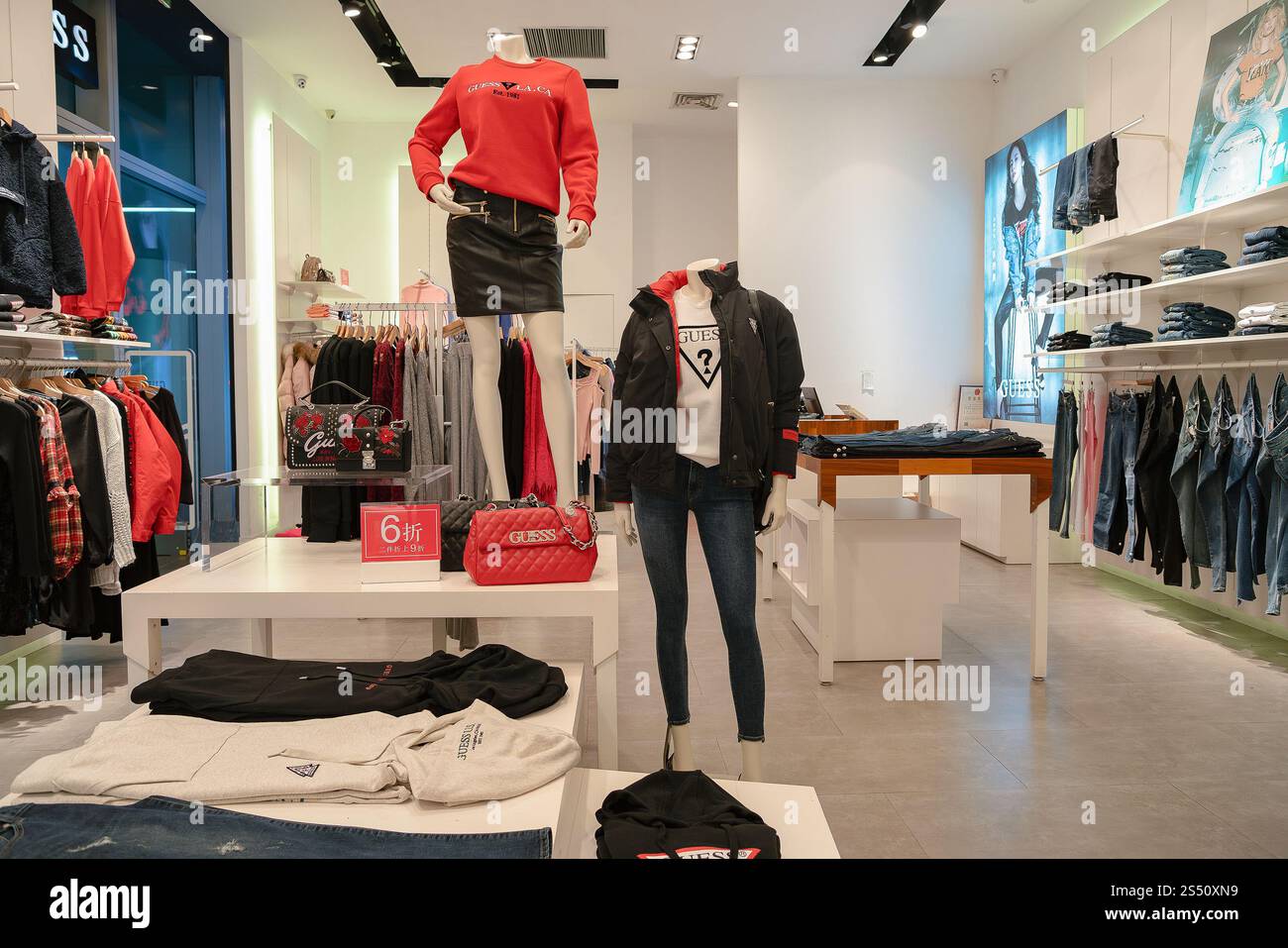 Shenzhen, China - 6. Februar 2019: Innenraum eines Guess-Stores. Guess ist eine US-amerikanische Bekleidungsmarke, die eine Auswahl an Bekleidung, Accessoires und Fuß anbietet Stockfoto