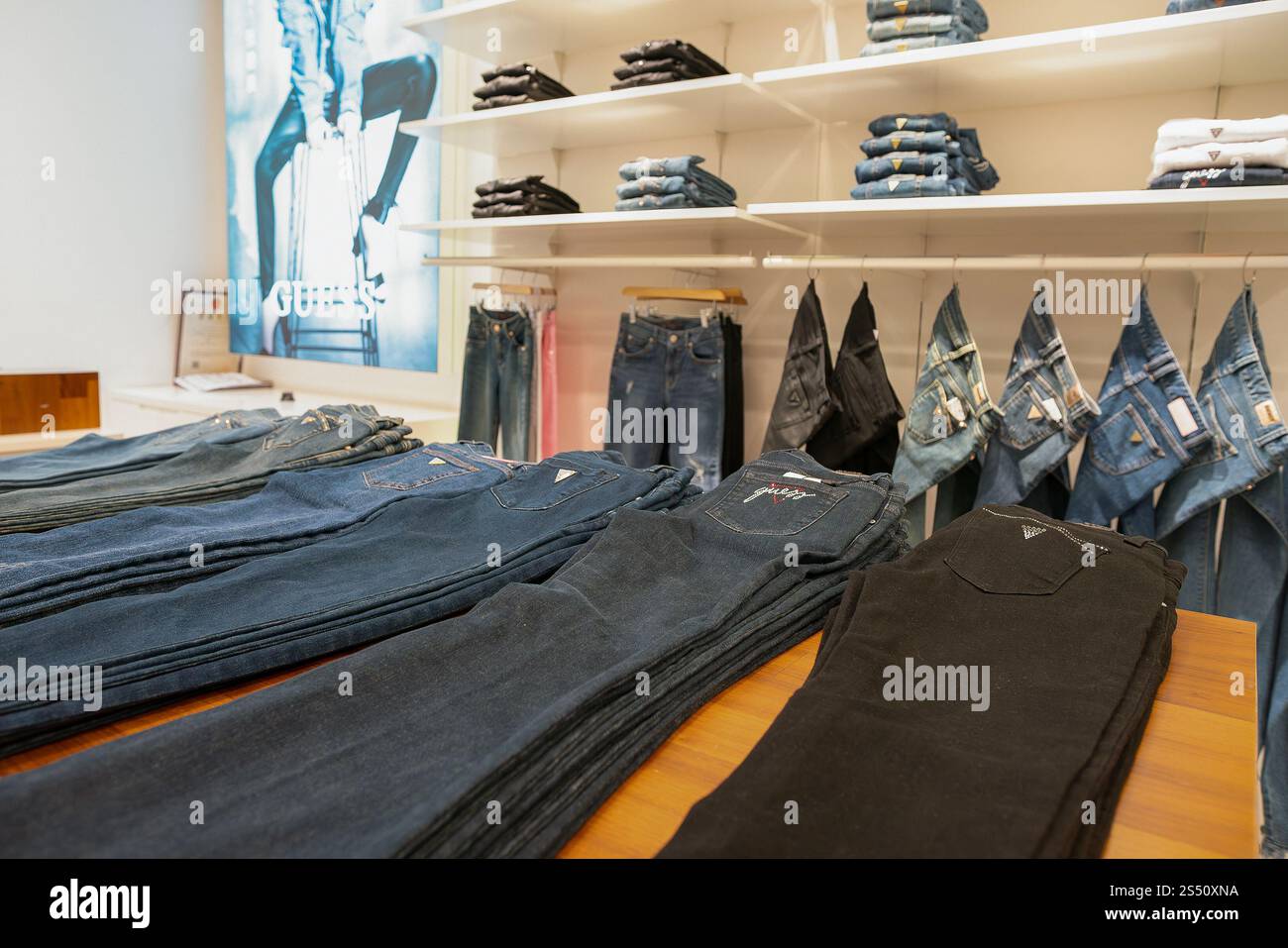 Shenzhen, China - 6. Februar 2019: Innenraum eines Guess-Stores. Guess ist eine US-amerikanische Bekleidungsmarke, die eine Auswahl an Bekleidung, Accessoires und Fuß anbietet Stockfoto