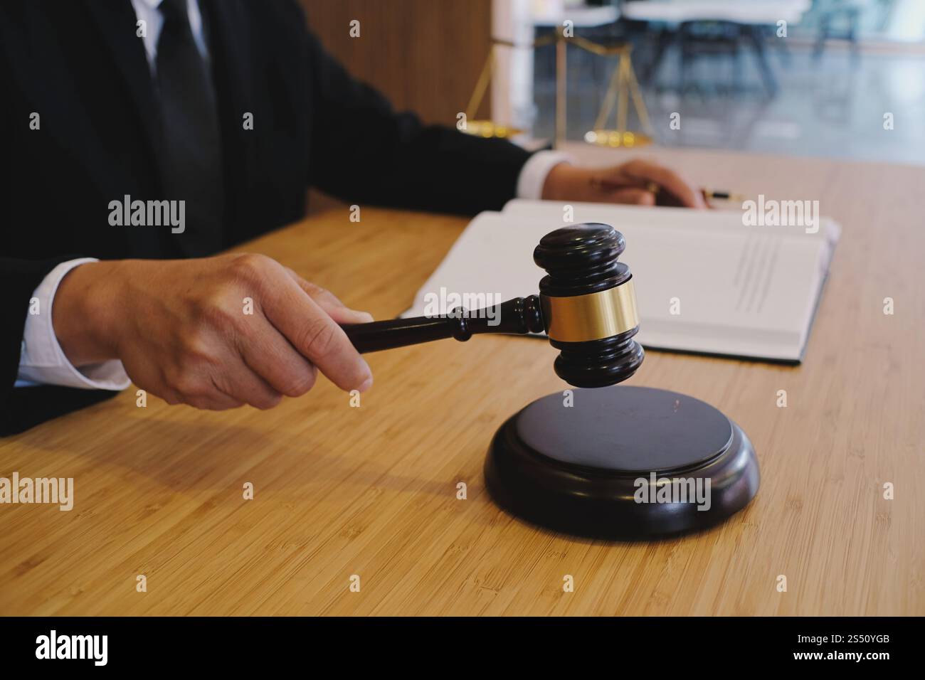 Rechtsberater präsentiert auf dem Client einen unterzeichneten Vertrag mit Hammer und rechtlichen Gesetz. Justiz und Rechtsanwalt Konzept. Stockfoto