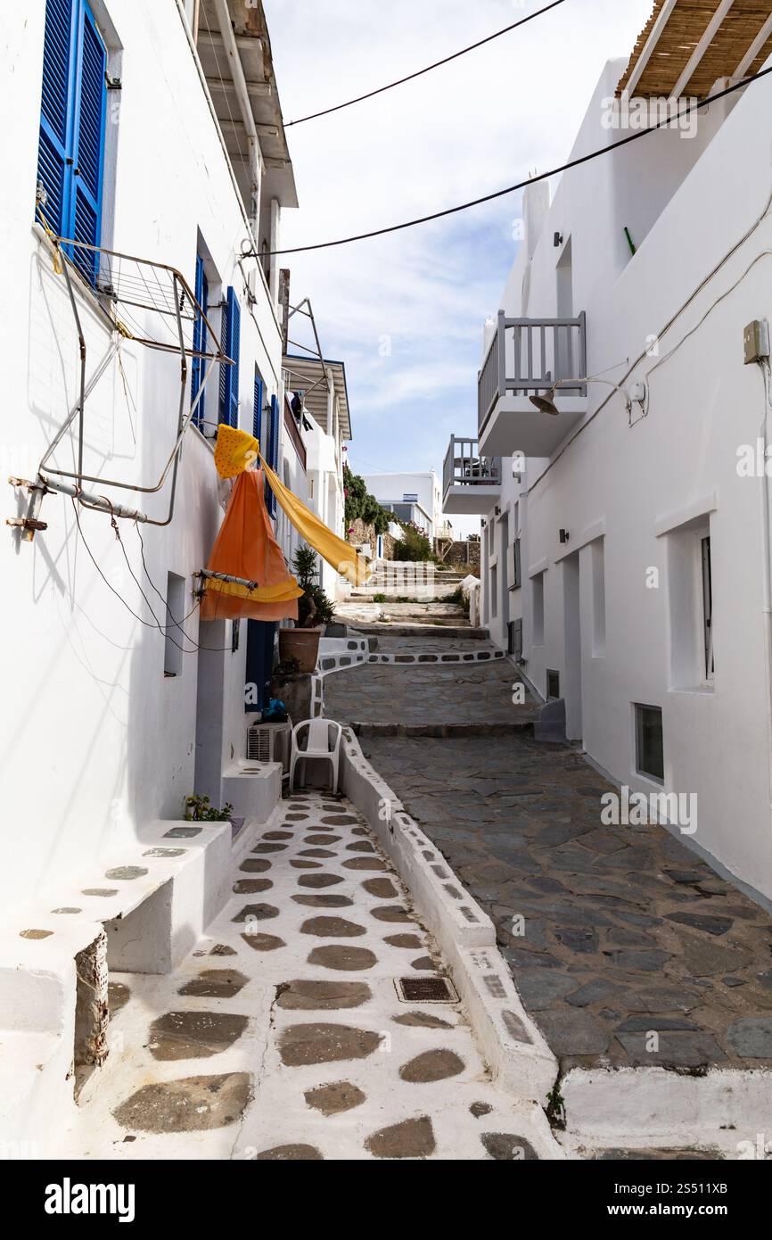 Schmale Gasse mit traditioneller griechischer Inselarchitektur mit weiß getünchten Wänden, Mykonos, Griechenland Stockfoto