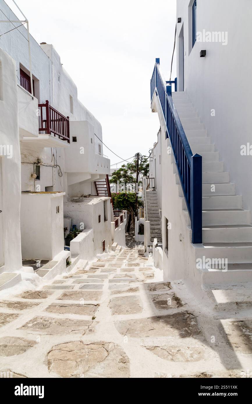 Schmale Gasse mit traditioneller griechischer Inselarchitektur mit weiß getünchten Wänden, Mykonos, Griechenland Stockfoto