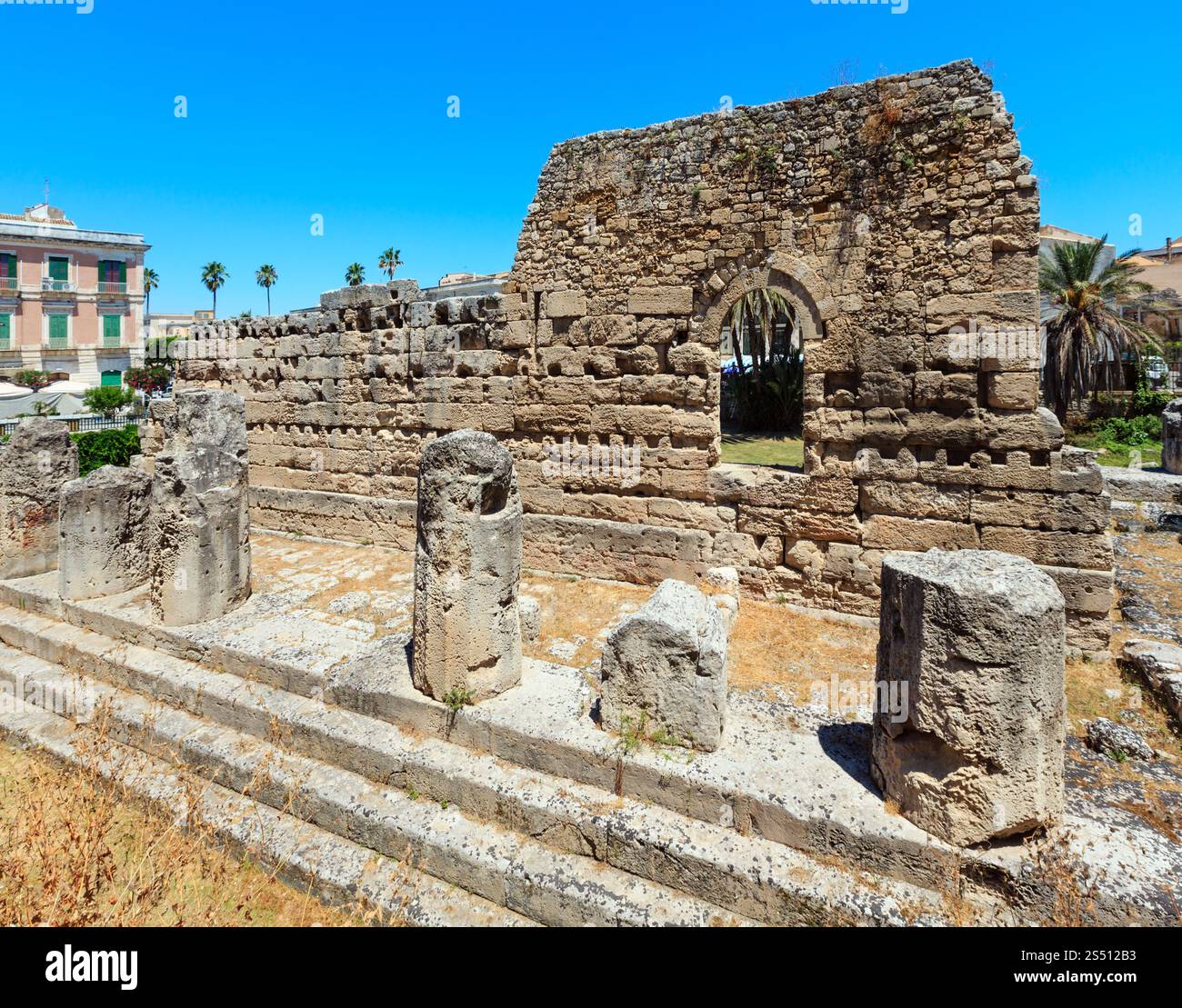 Der Tempel des Apollo Ruinen (antike griechische Denkmäler auf der Insel Ortygia) in Syrakus, Sizilien, Italien. Schöne Reise Foto von Sizilien. Stockfoto Der Tempel des Apollo Ruinen (antike griechische Denkmäler auf der Insel Ortygia) in Syrakus, Sizilien, Italien. Schöne Reise Foto von Sizilien. Stockfoto