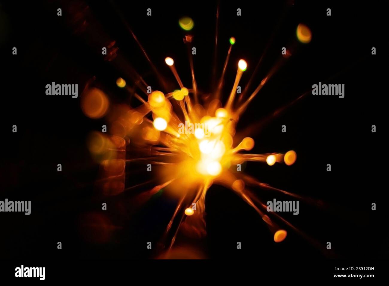 Bunte Lichtexplosion auf schwarzem Hintergrund. Futuristische Tapete. Hintergrund der Lichtexplosion Stockfoto Bunte Lichtexplosion auf schwarzem Hintergrund. Futuristische Tapete. Hintergrund der Lichtexplosion Stockfoto