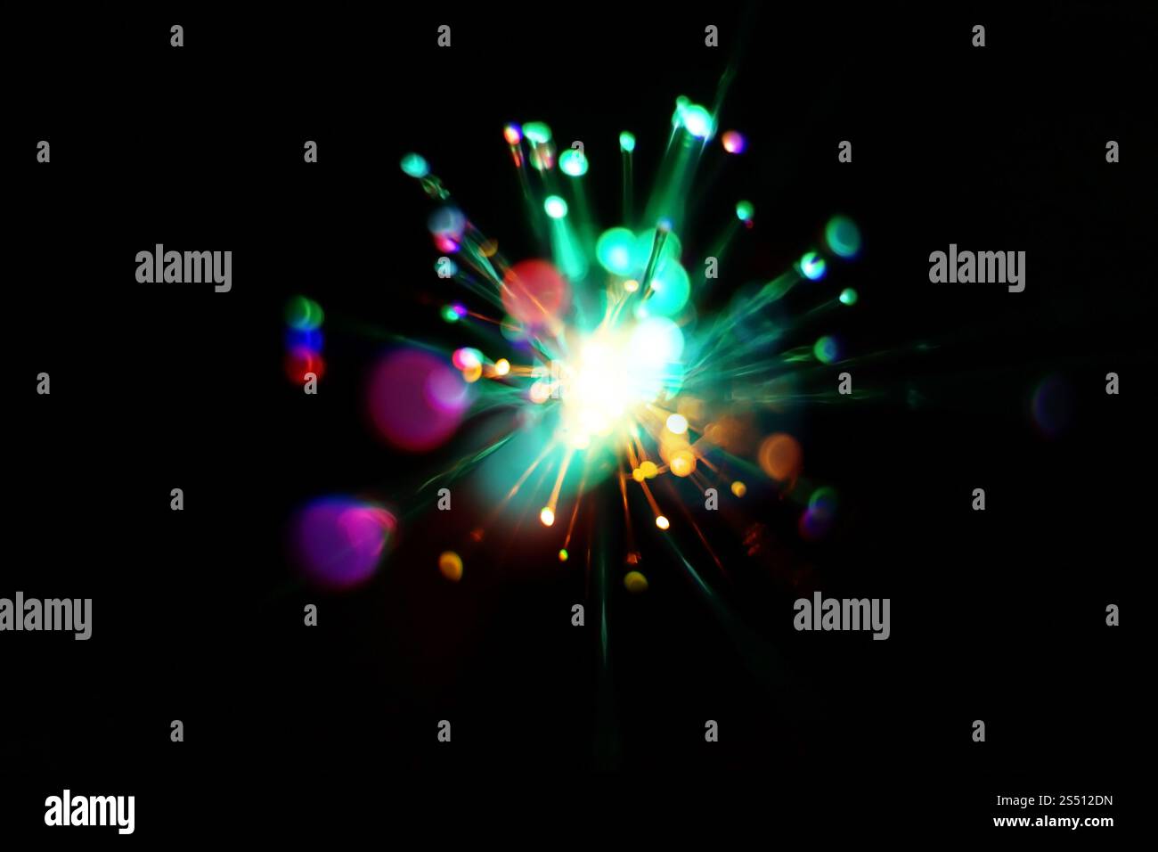 Bunte Lichtexplosion auf schwarzem Hintergrund. Futuristische Tapete. Hintergrund der Lichtexplosion Stockfoto Bunte Lichtexplosion auf schwarzem Hintergrund. Futuristische Tapete. Hintergrund der Lichtexplosion Stockfoto