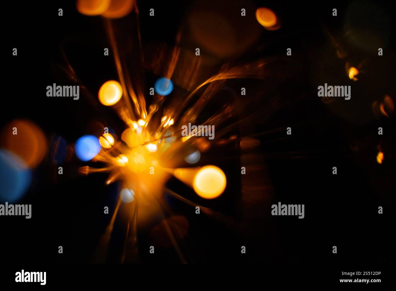 Bunte Lichtexplosion auf schwarzem Hintergrund. Futuristische Tapete. Hintergrund der Lichtexplosion Stockfoto Bunte Lichtexplosion auf schwarzem Hintergrund. Futuristische Tapete. Hintergrund der Lichtexplosion Stockfoto