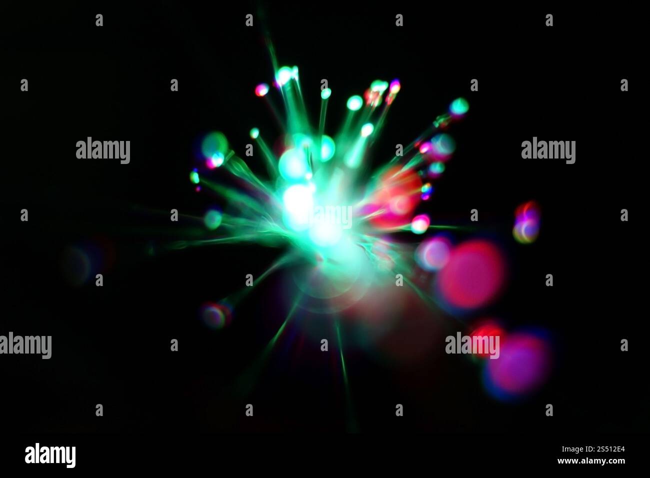 Bunte Lichtexplosion auf schwarzem Hintergrund. Futuristische Tapete. Hintergrund der Lichtexplosion Stockfoto Bunte Lichtexplosion auf schwarzem Hintergrund. Futuristische Tapete. Hintergrund der Lichtexplosion Stockfoto