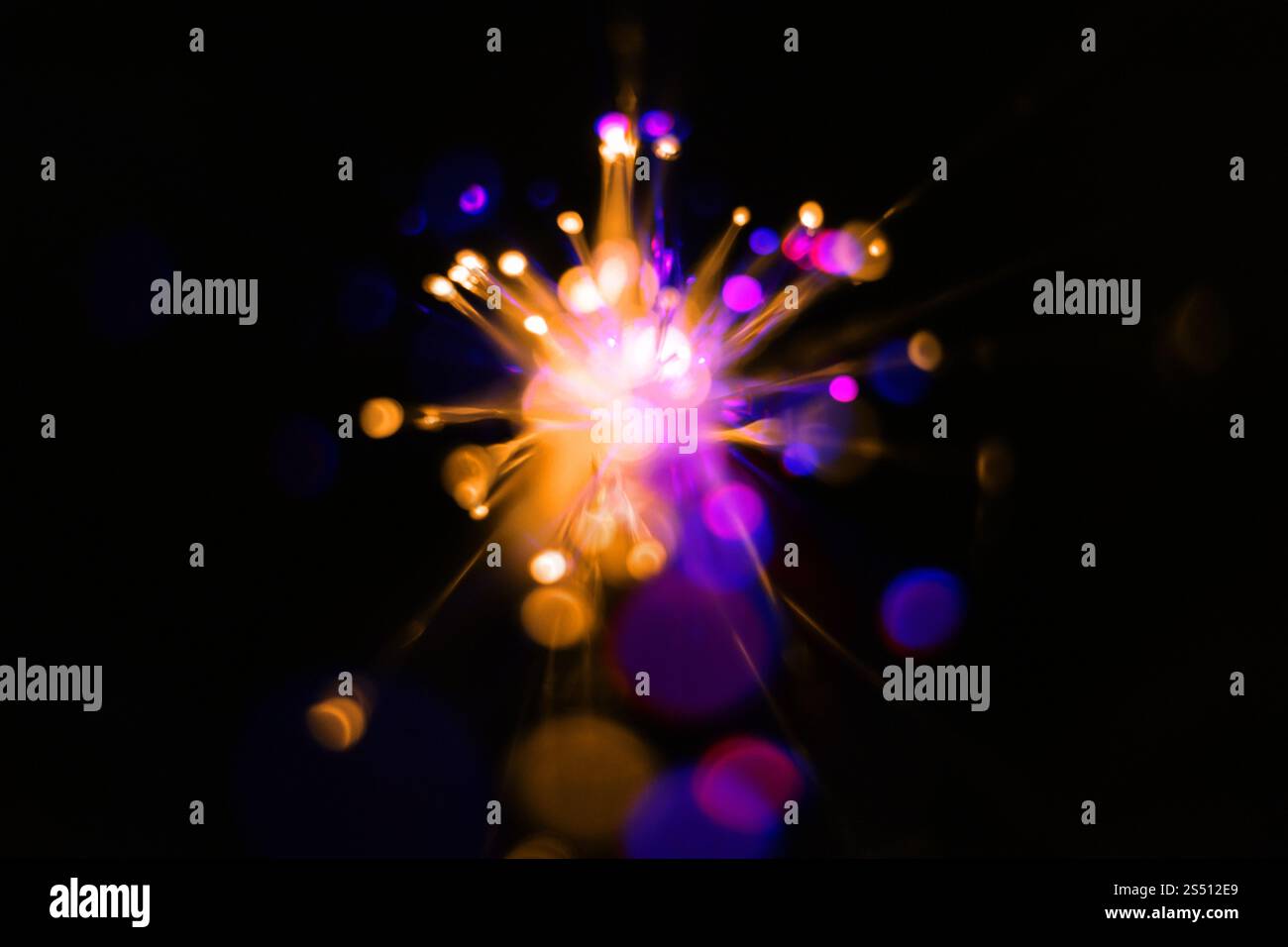 Bunte Lichtexplosion auf schwarzem Hintergrund. Futuristische Tapete. Hintergrund der Lichtexplosion Stockfoto Bunte Lichtexplosion auf schwarzem Hintergrund. Futuristische Tapete. Hintergrund der Lichtexplosion Stockfoto