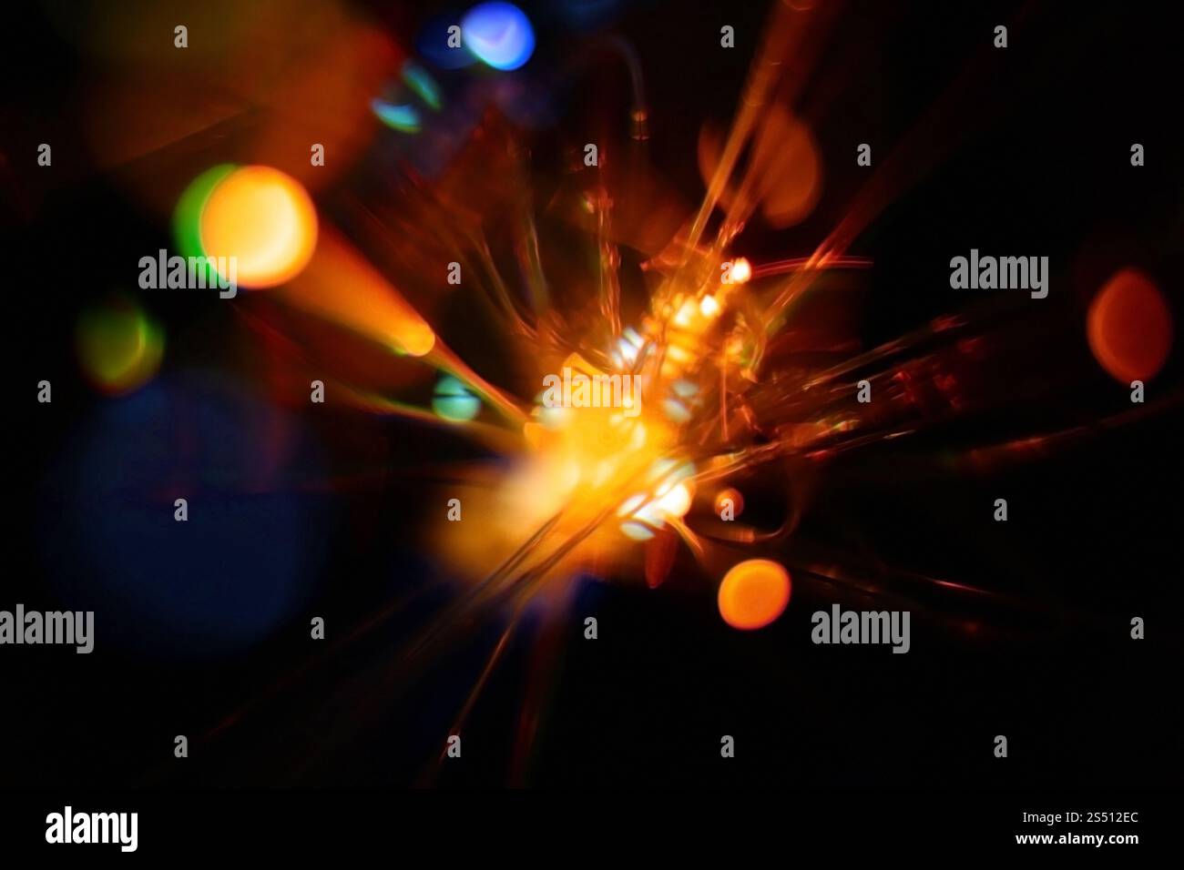 Bunte Lichtexplosion auf schwarzem Hintergrund. Futuristische Tapete. Hintergrund der Lichtexplosion Stockfoto Bunte Lichtexplosion auf schwarzem Hintergrund. Futuristische Tapete. Hintergrund der Lichtexplosion Stockfoto