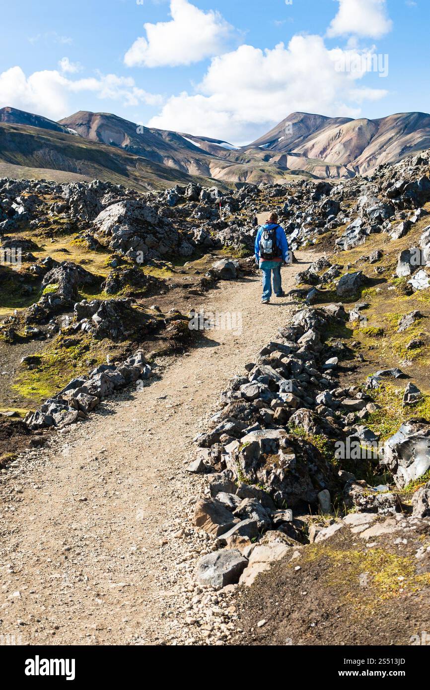Reisen Sie nach Island - Touristen auf Wanderwegen am Laugahraun vulkanischen Lavafeld im Landmannalaugar Gebiet des Fjallabak Naturreservats in der Highlands Region von Stockfoto