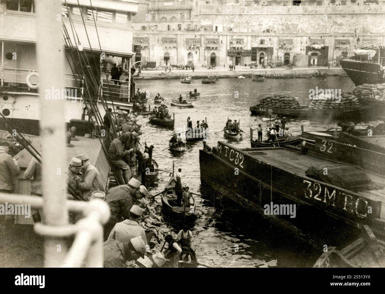 1. Weltkrieg, Balkanfront. Ausschiffung französischer Truppen zur Unterstützung der Serben. Hafen von Salonika (heute Thessaloniki, Griechenland), November 1915. Archivieren Sie das Foto aus dem Ersten Weltkrieg. Stockfoto