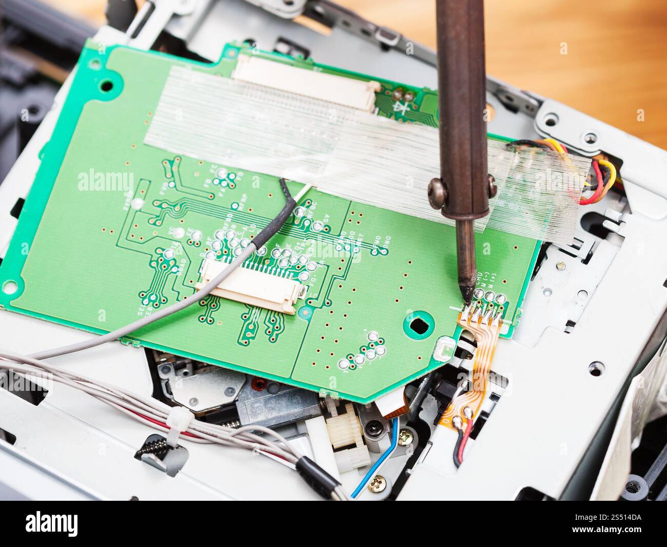 Reparatur der Platine mit Lötkolben Nahaufnahme Stockfoto