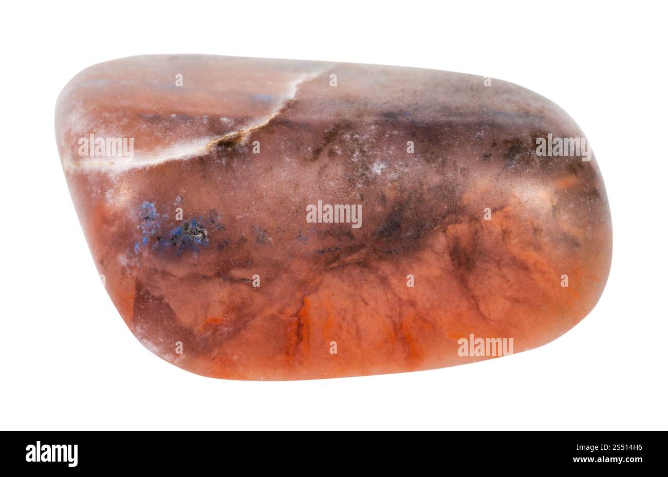 Makroaufnahmen von natürlichem Mineralgestein - polierter Irnimite Edelstein isoliert auf weißem Hintergrund aus der Dschawodinskoje Mine, Region Khabarowsk, Stockfoto