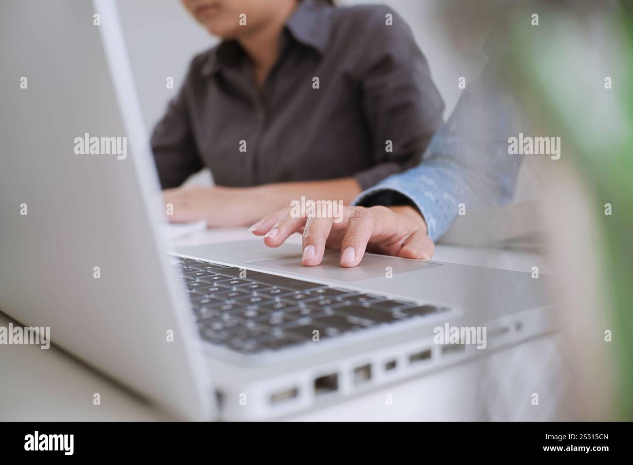 Student schreibt Informationen von tragbaren Tablet während für Vorträge in den Campus der Universität vorbereiten. Stockfoto