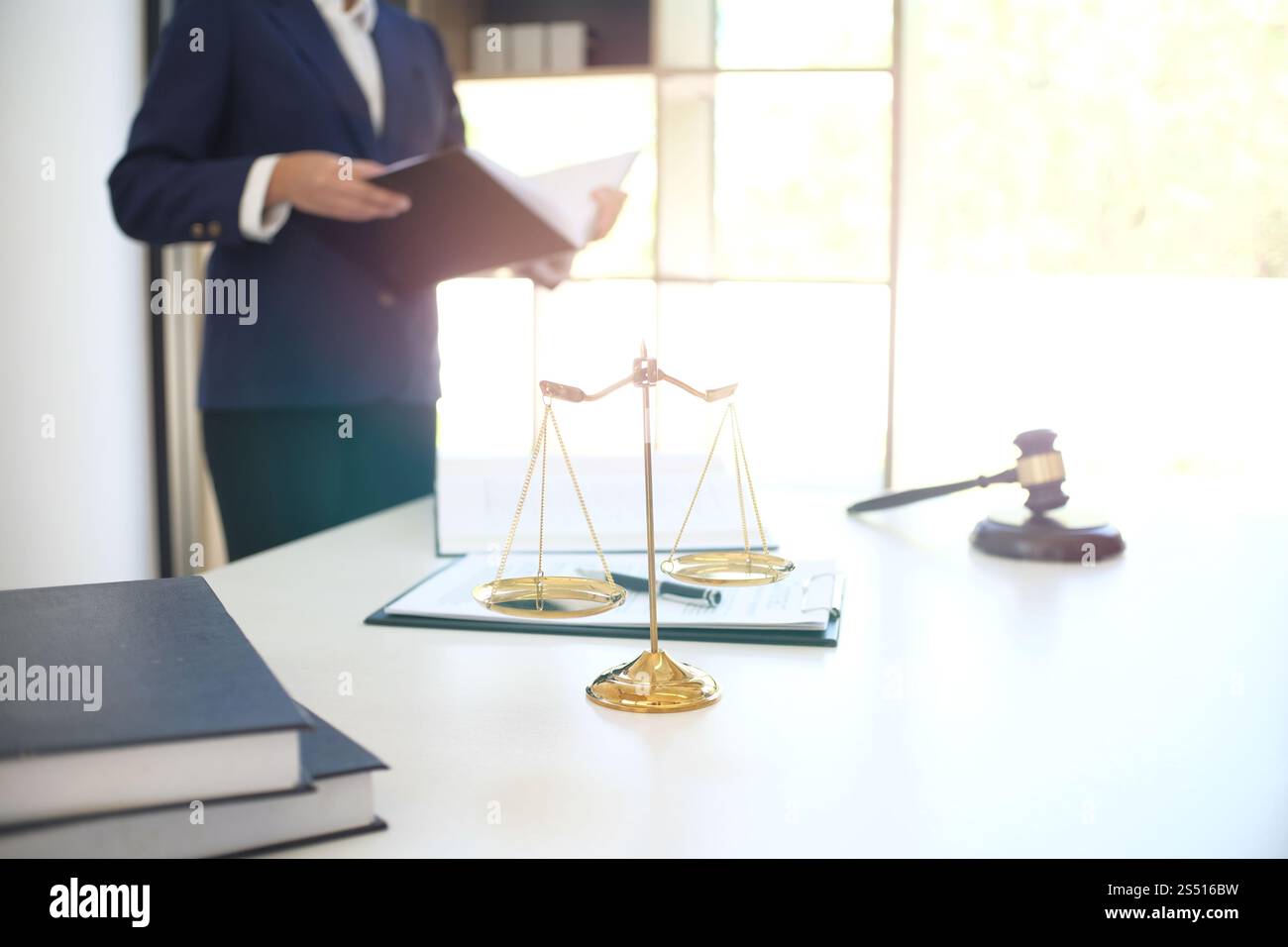 Die Anwältin der Rechtsberaterin legt dem Mandanten einen unterzeichneten Vertrag mit Gavel und Rechtsrecht vor. Business-Konzept für gerechtigkeit und Anwältin Stockfoto