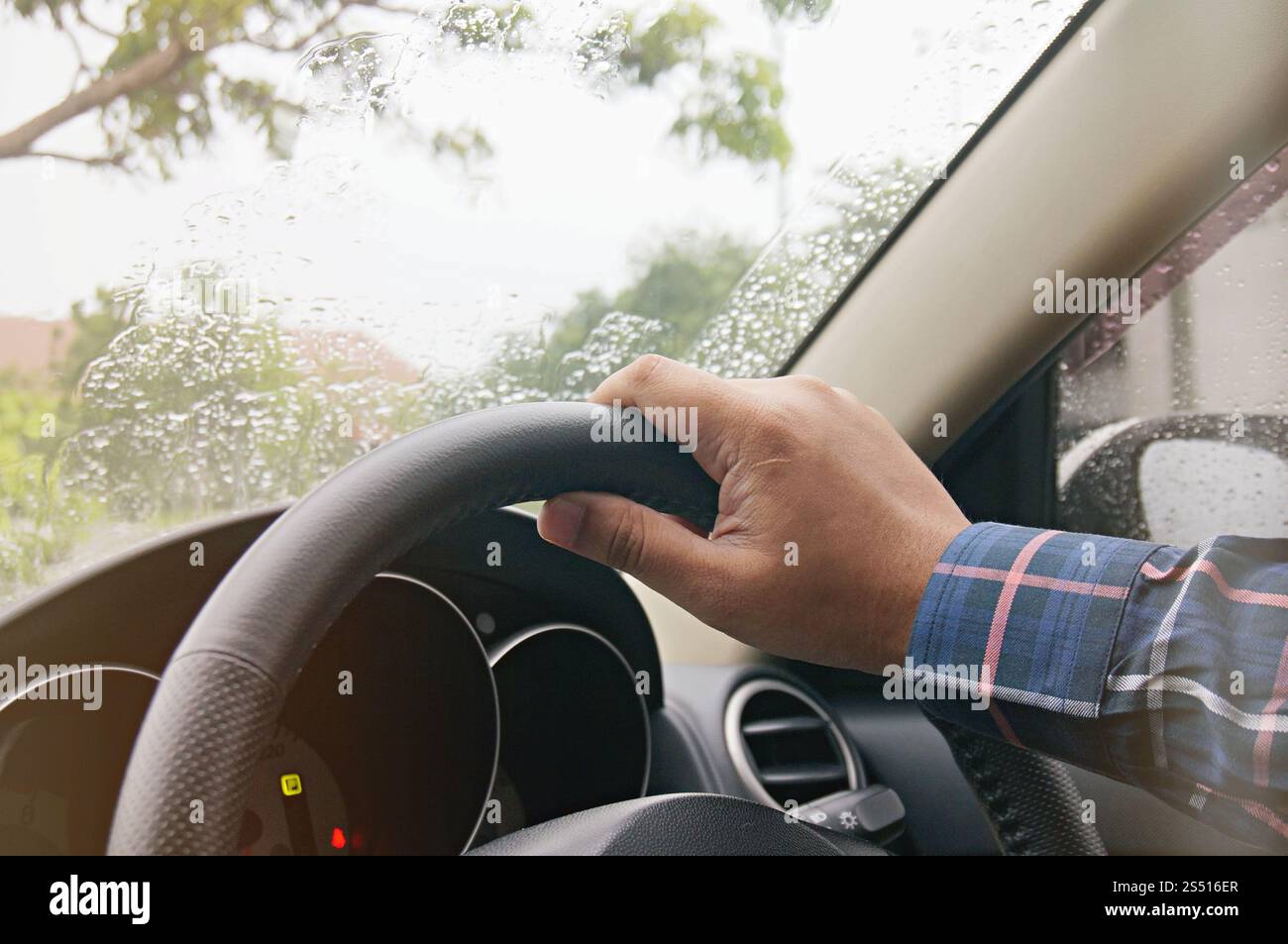 Geschäftsmann fahren mit beiden Händen am Lenkrad selektiven Fokus. Sicherheit fahren Konzept Stockfoto