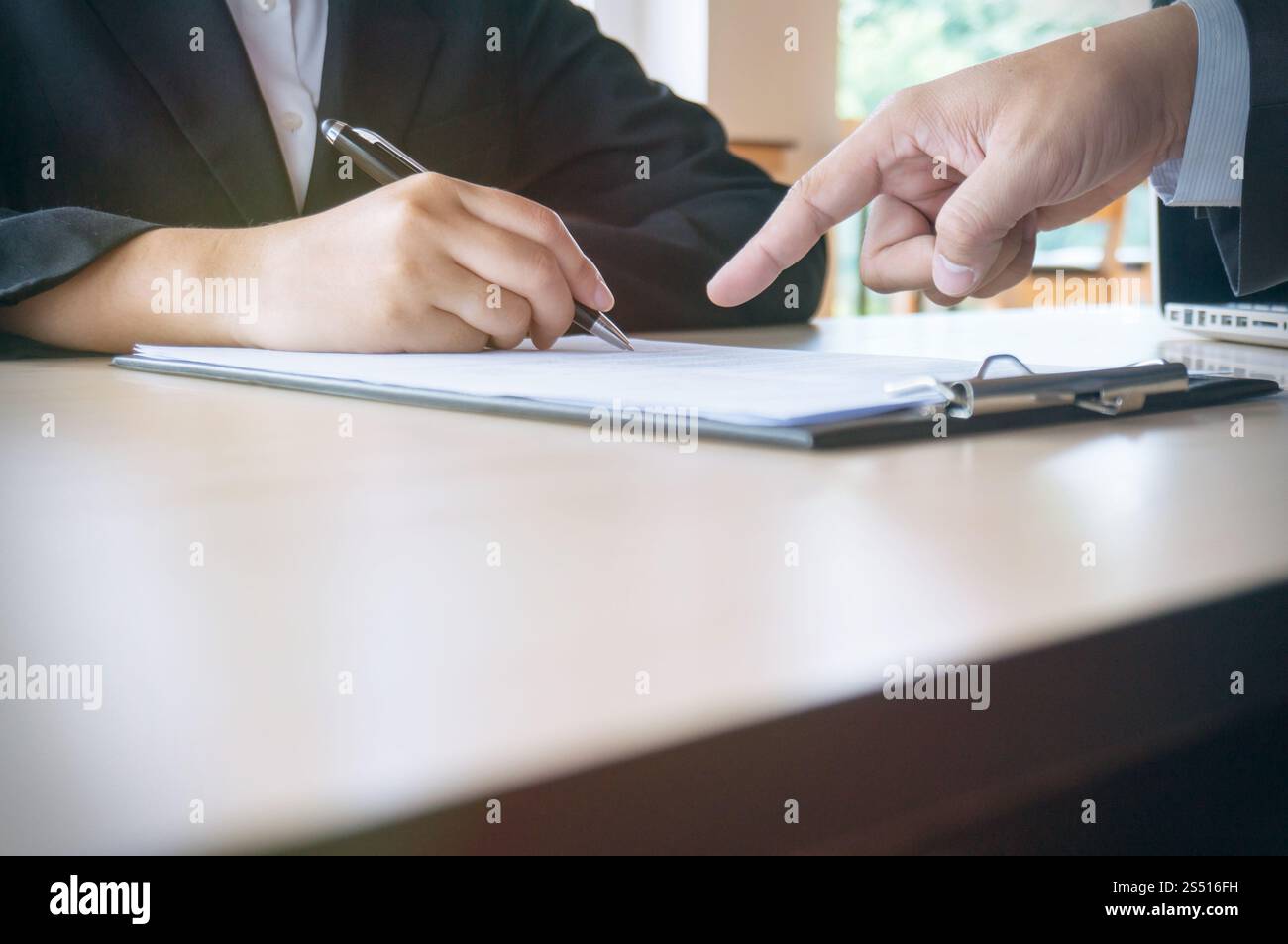 Man ausfüllen Antragsformular beim Vorstellungsgespräch. human resources Konzept Stockfoto