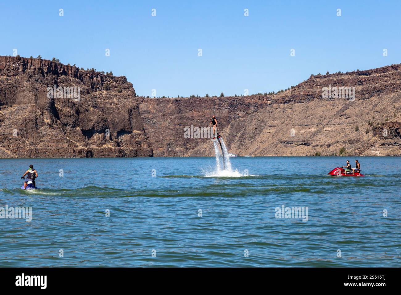 Aufregende Aktivitäten am See mit Flyboarding an Rocky Cliffs und Clear Blue Water, Cove Palisades State Park, Oregon Stockfoto