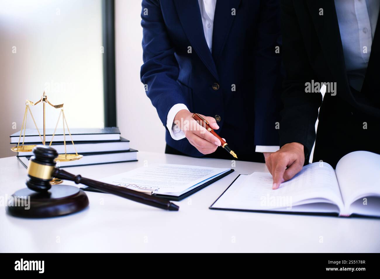 Die Anwältin der Rechtsberaterin legt dem Mandanten einen unterzeichneten Vertrag mit Gavel und Rechtsrecht vor. Business-Konzept für gerechtigkeit und Anwältin Stockfoto