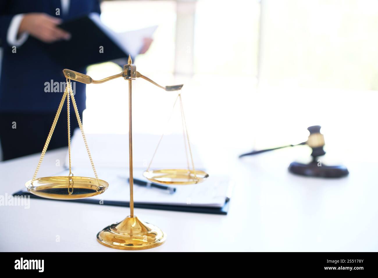 Die Anwältin der Rechtsberaterin legt dem Mandanten einen unterzeichneten Vertrag mit Gavel und Rechtsrecht vor. Business-Konzept für gerechtigkeit und Anwältin Stockfoto