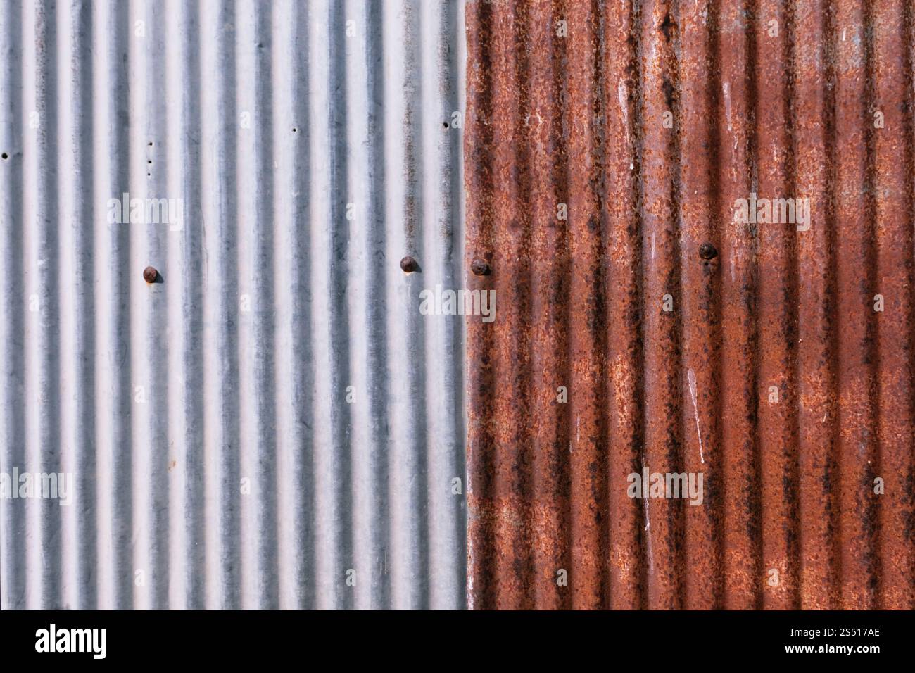 Alt rostig verzinkt. Verwitterter Rost und zerkratzte Stahlstruktur Wellblech Abstellgleis Vintage Hintergrund Stockfoto